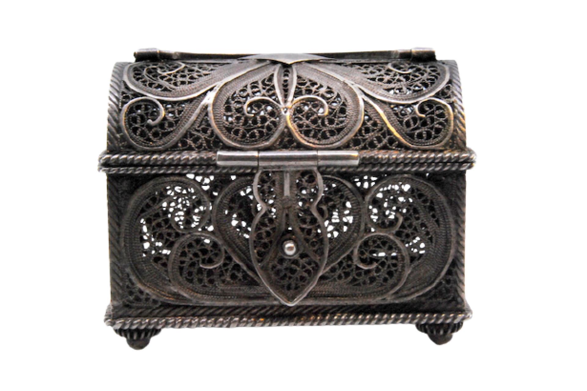 Small silver filigree jewelry box in the shape of a chest w/ clasp
hinged lid