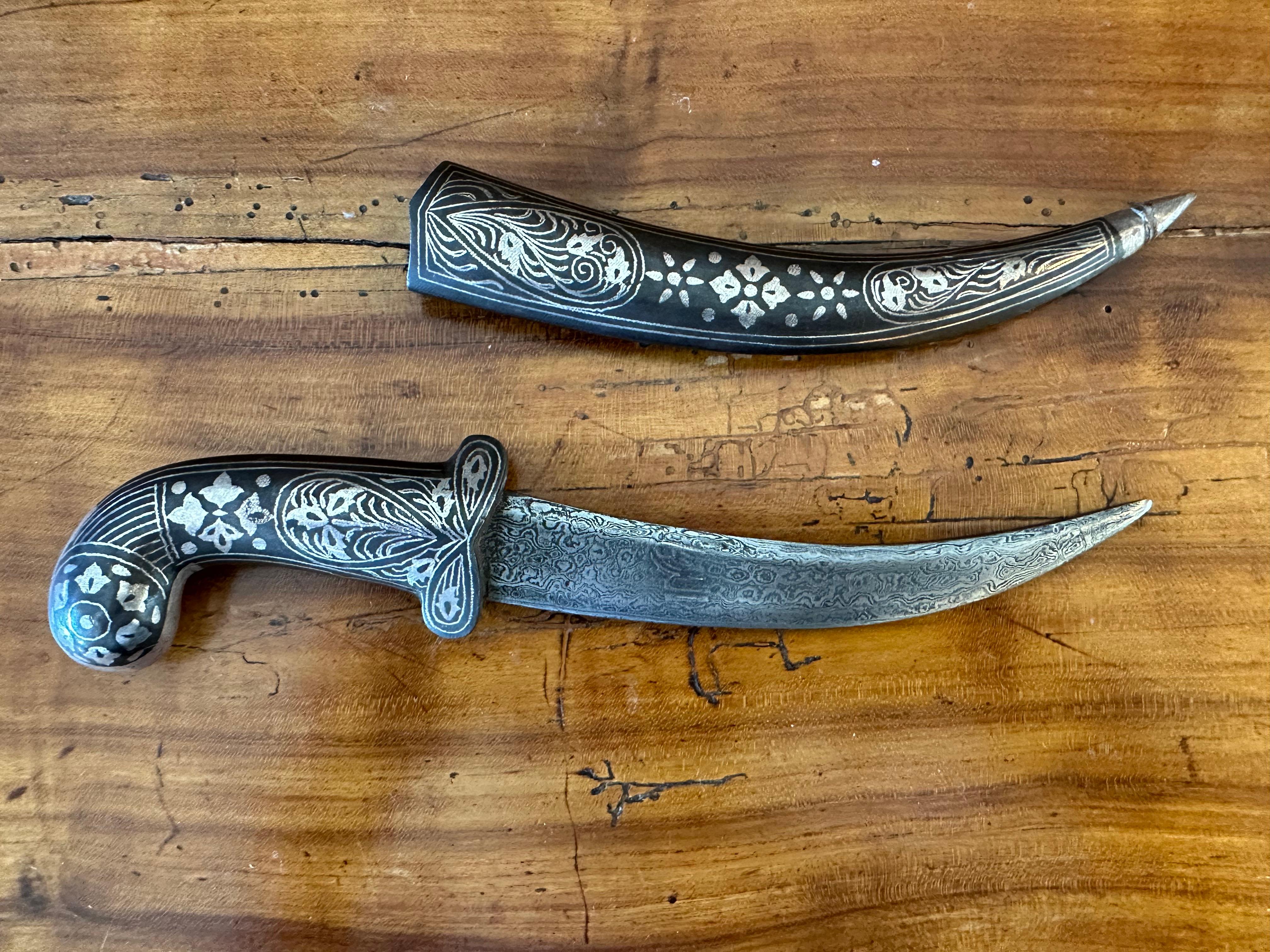 Small Silver “Jambiya” or Curved Dagger With Its Sheath In Good Condition For Sale In Middleburg, VA