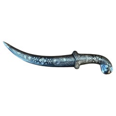 Kleiner silberner Jambiya- oder geschwungener Dagger mit seinem Etui aus Silber