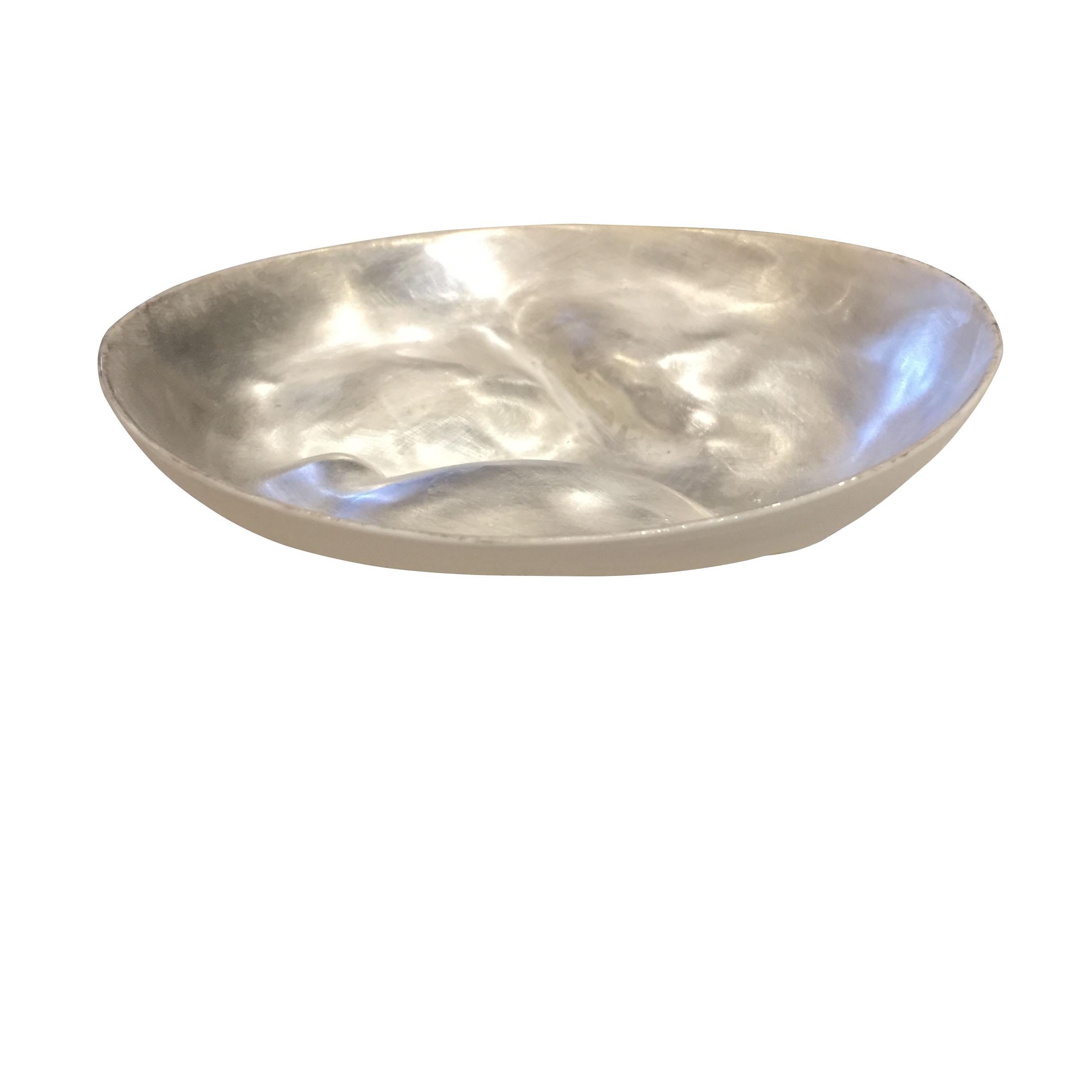 Ciotola in foglia d'argento fatta a mano in Italia.
Foglia d'argento su ceramica fine color crema in una splendida forma organica.
Ciotole simili sono disponibili con diametro di 10