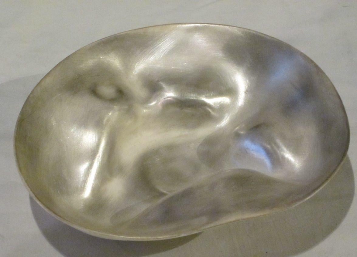 Fatto a mano Piccola ciotola a forma organica in foglia d'argento, Italia, contemporanea in vendita