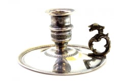 Petite pagaie en argent avec garniture en relief et applications sur la poignée découpée.