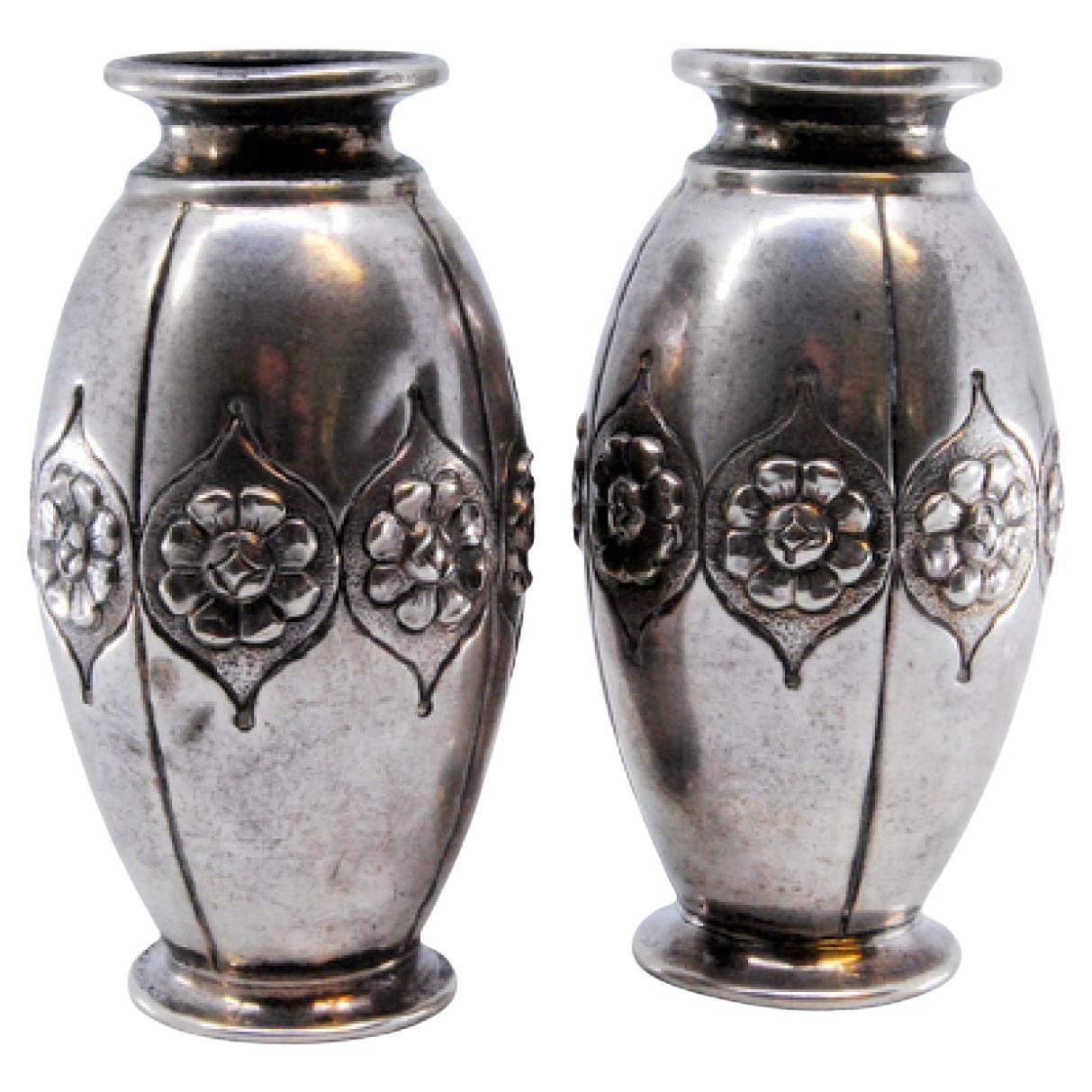 Small silver vases embossed with floral motifs in vendita