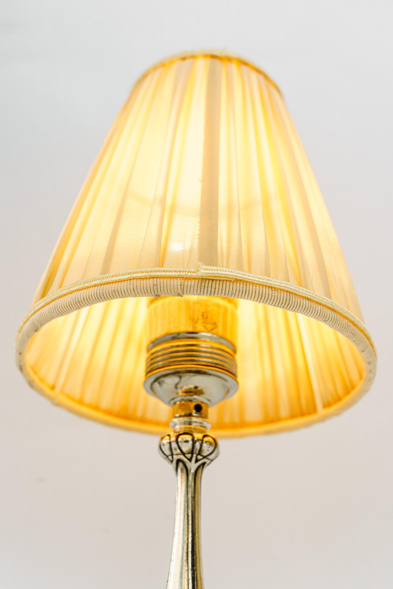 Kleine versilberte Art Deco Tischlampe mit Stoffschirm Wien um 1920er Jahre im Angebot 3