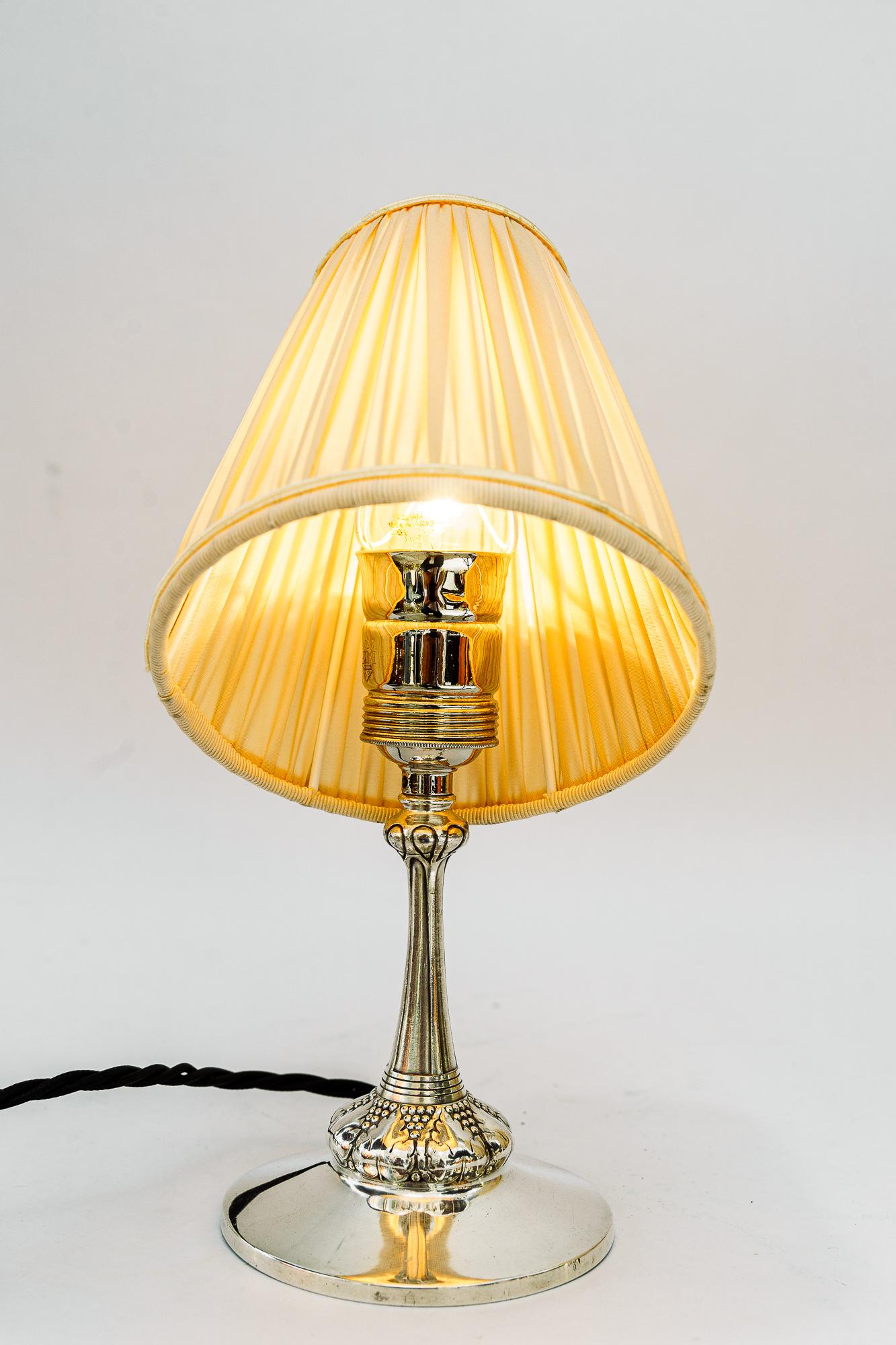 Kleine versilberte Art Deco Tischlampe mit Stoffschirm Wien um 1920er Jahre im Angebot 4