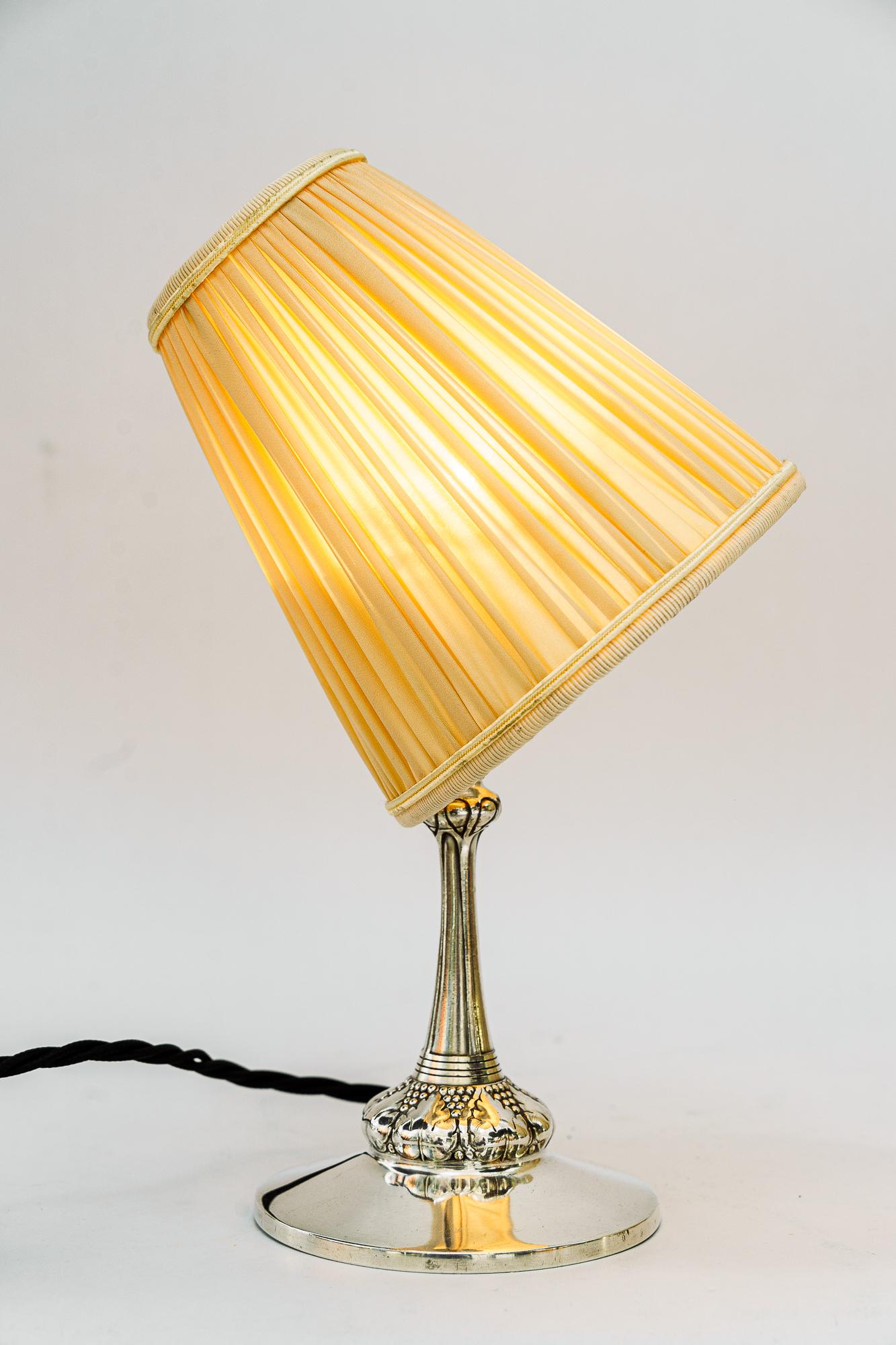 Kleine versilberte Art Deco Tischlampe mit Stoffschirm Wien um 1920er Jahre im Angebot 7