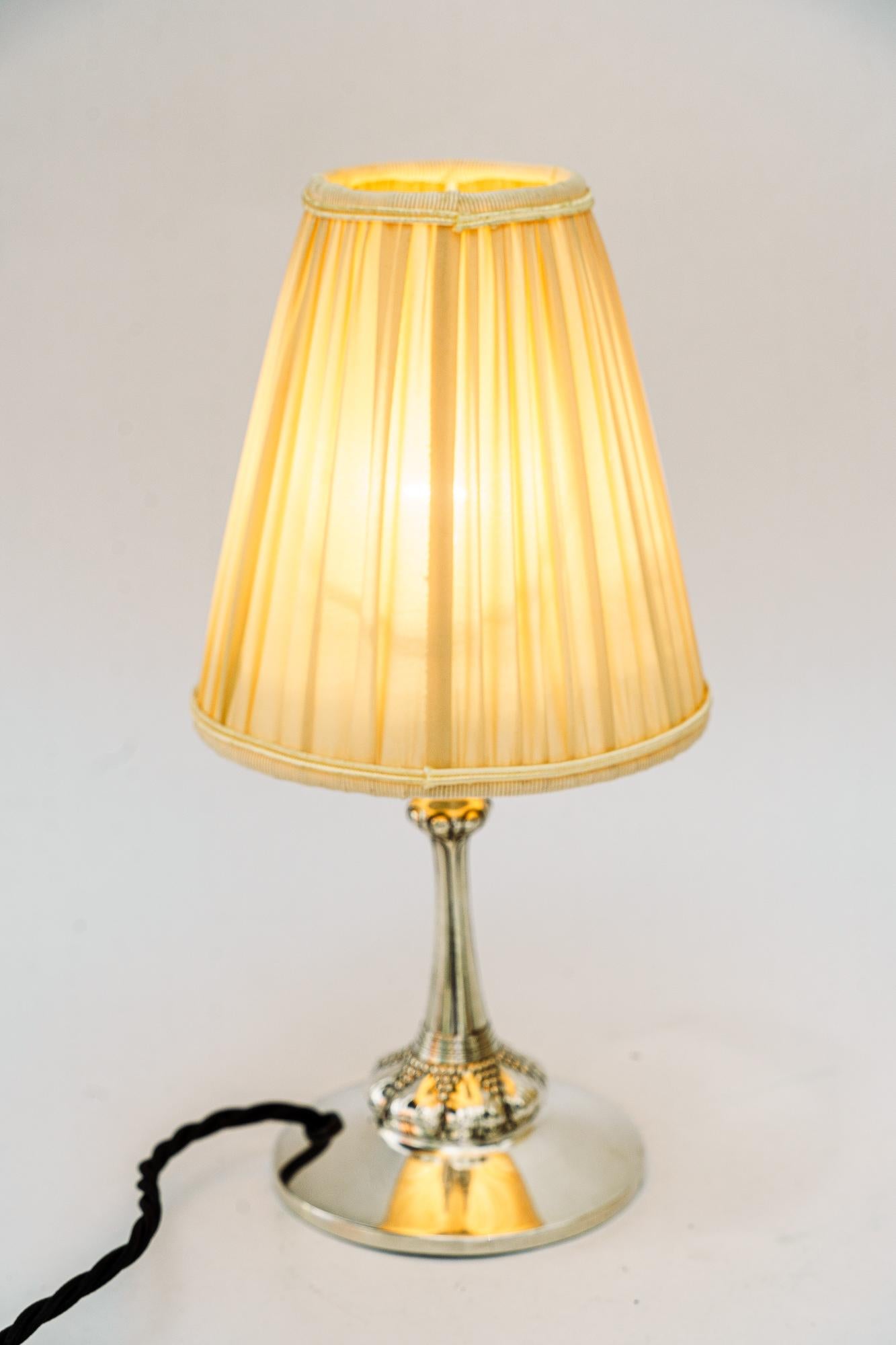 Kleine versilberte Art Deco Tischlampe mit Stoffschirm Wien um 1920er Jahre im Angebot 1