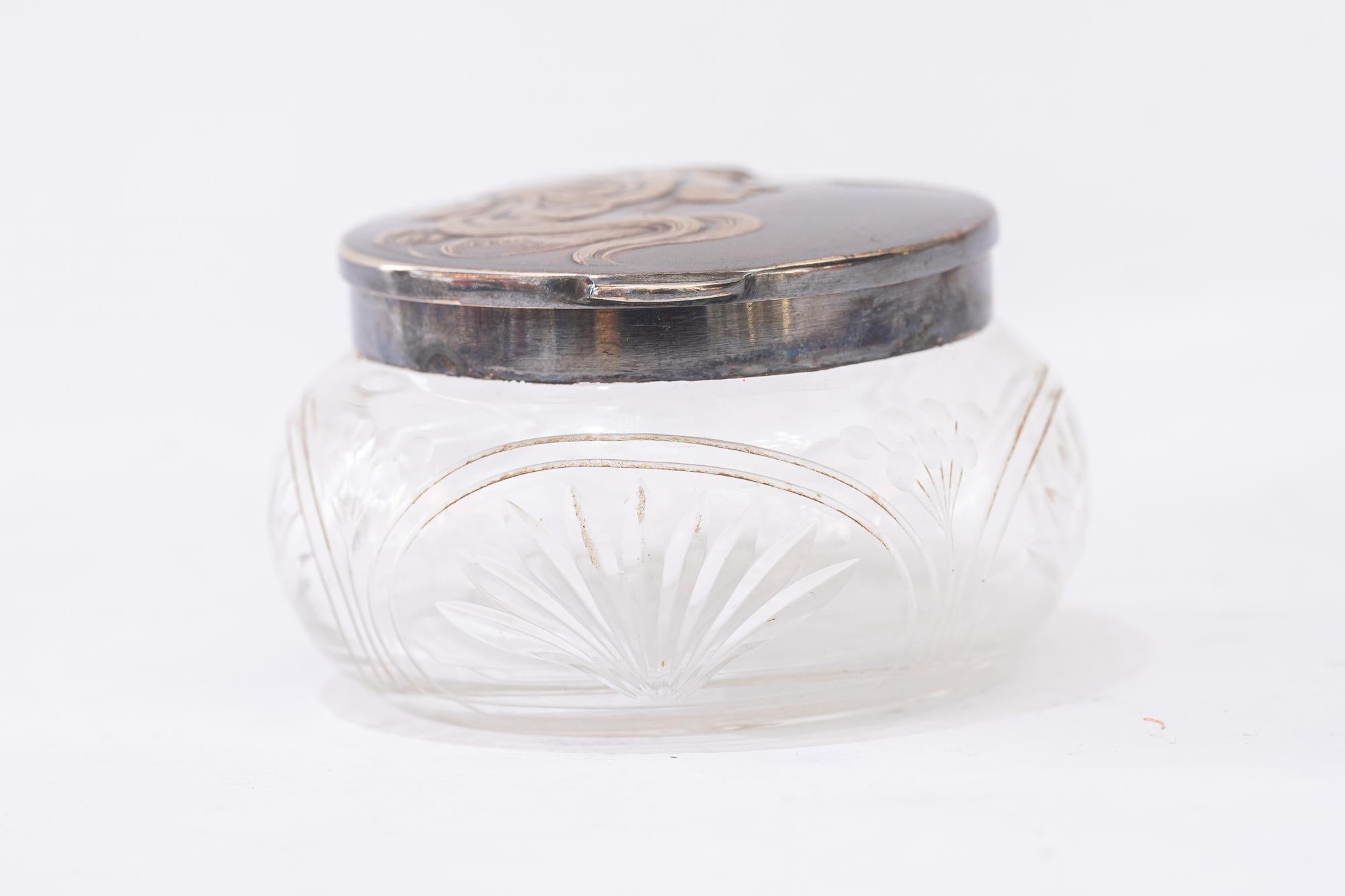 Petite boîte jugendstil argentée avec verre taillé Allemagne vers 1910
Fabrication de très haute qualité
Très beau travail de taille de verre