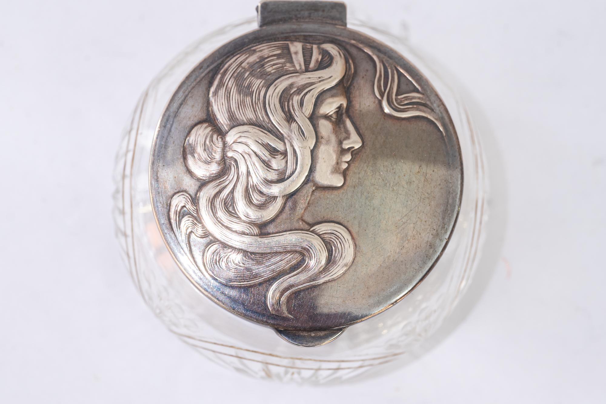 Allemand Petite boîte jugendstil argentée avec verre taillé Allemagne vers 1910 en vente