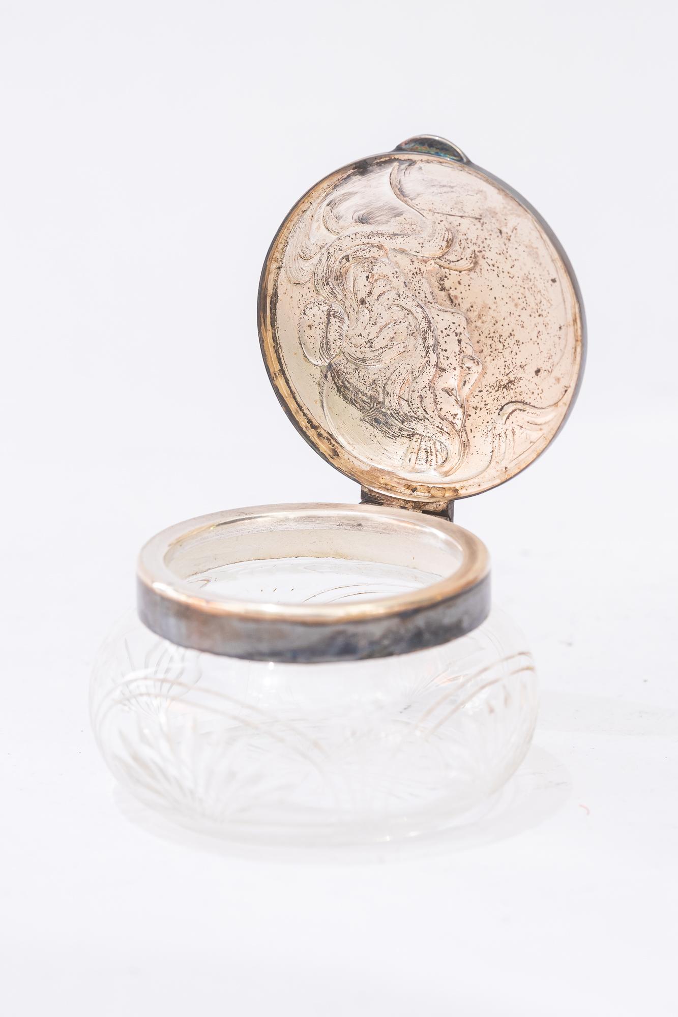 Argenté Petite boîte jugendstil argentée avec verre taillé Allemagne vers 1910 en vente