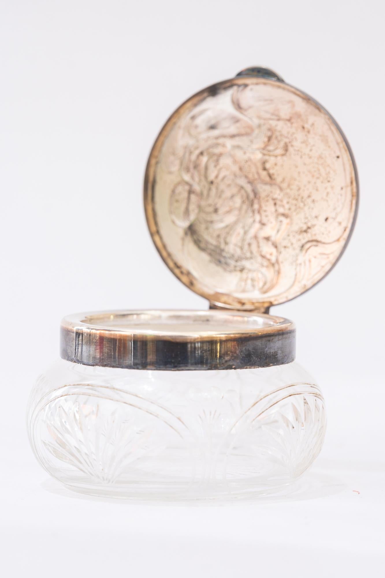 Petite boîte jugendstil argentée avec verre taillé Allemagne vers 1910 Bon état - En vente à Wien, AT