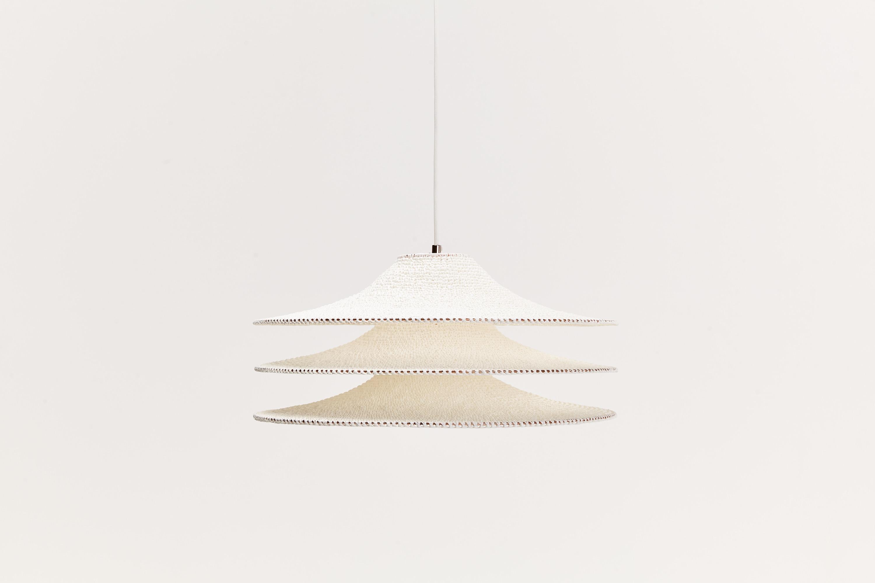 Small simple shade 03 bamboo pendant lamp by Naomi Paul
Dimensions: D 50 x H 22 cm
Materials: Metal frame, Japanese bamboo paper yarn.
Available in other colors and in 4 sizes: D 30, D 50, D 60, D 80 cm.
Available in plain, 50/50, trim, ombré or