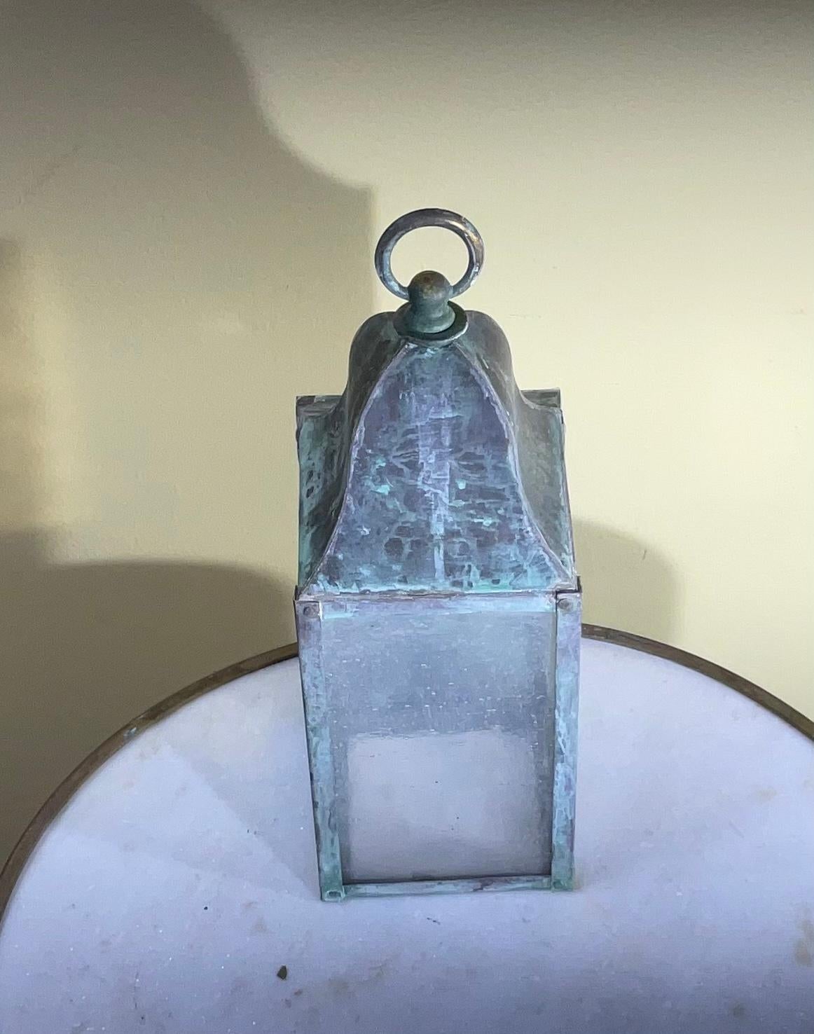 Small Single Vintage Handcrafted Wall-Mounted Brass Lantern In Good Condition For Sale In Delray Beach, FL