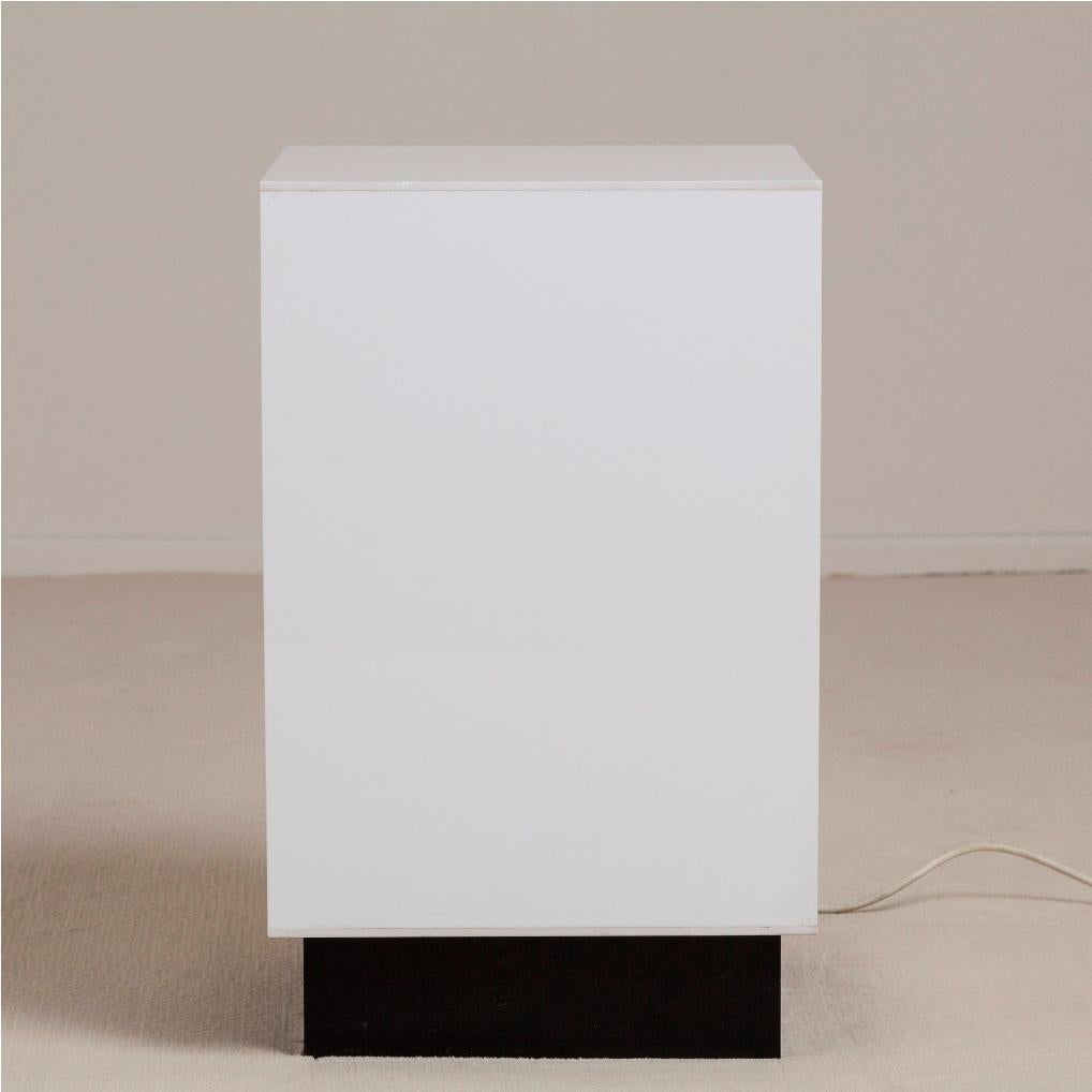 Einzelner weißer Acryl-Leuchtkasten-Beistelltisch, 1970er Jahre (amerikanisch) im Angebot