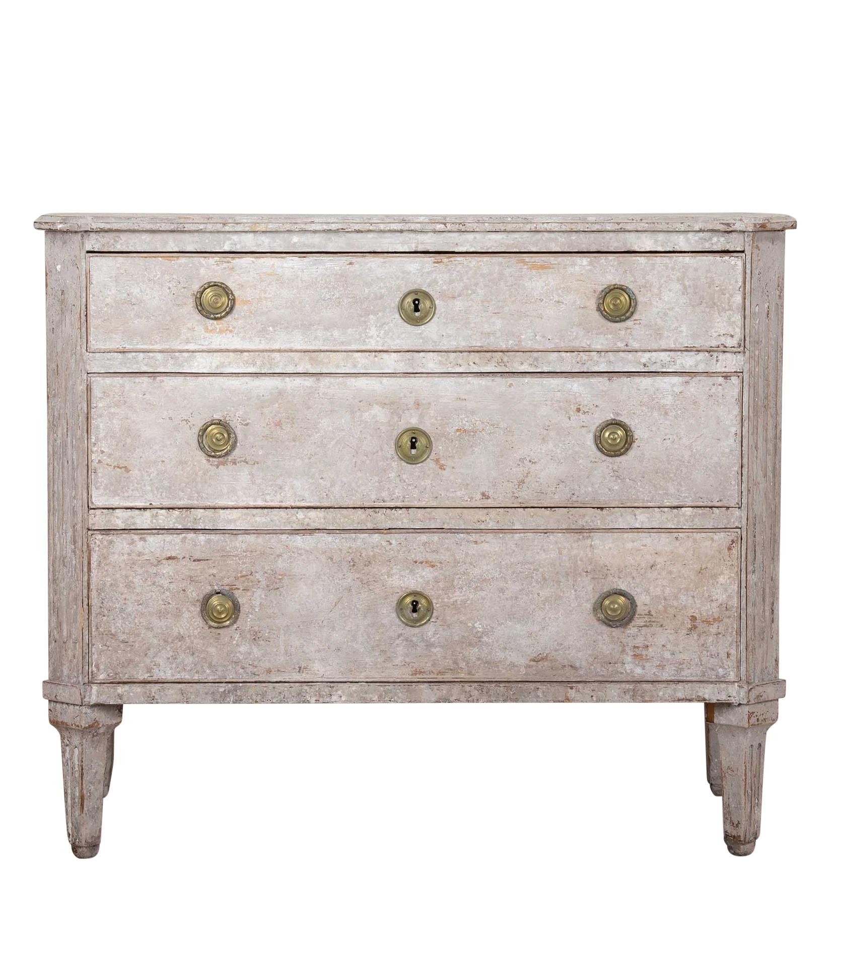 Cómoda sueca gustaviana de finales del siglo XVIII.
Para los que buscan una cómoda decorativa que se adapte a ese espacio más pequeño, ésta es la pieza.
Pequeño almacenaje decorativo y funcional con tres cajones.