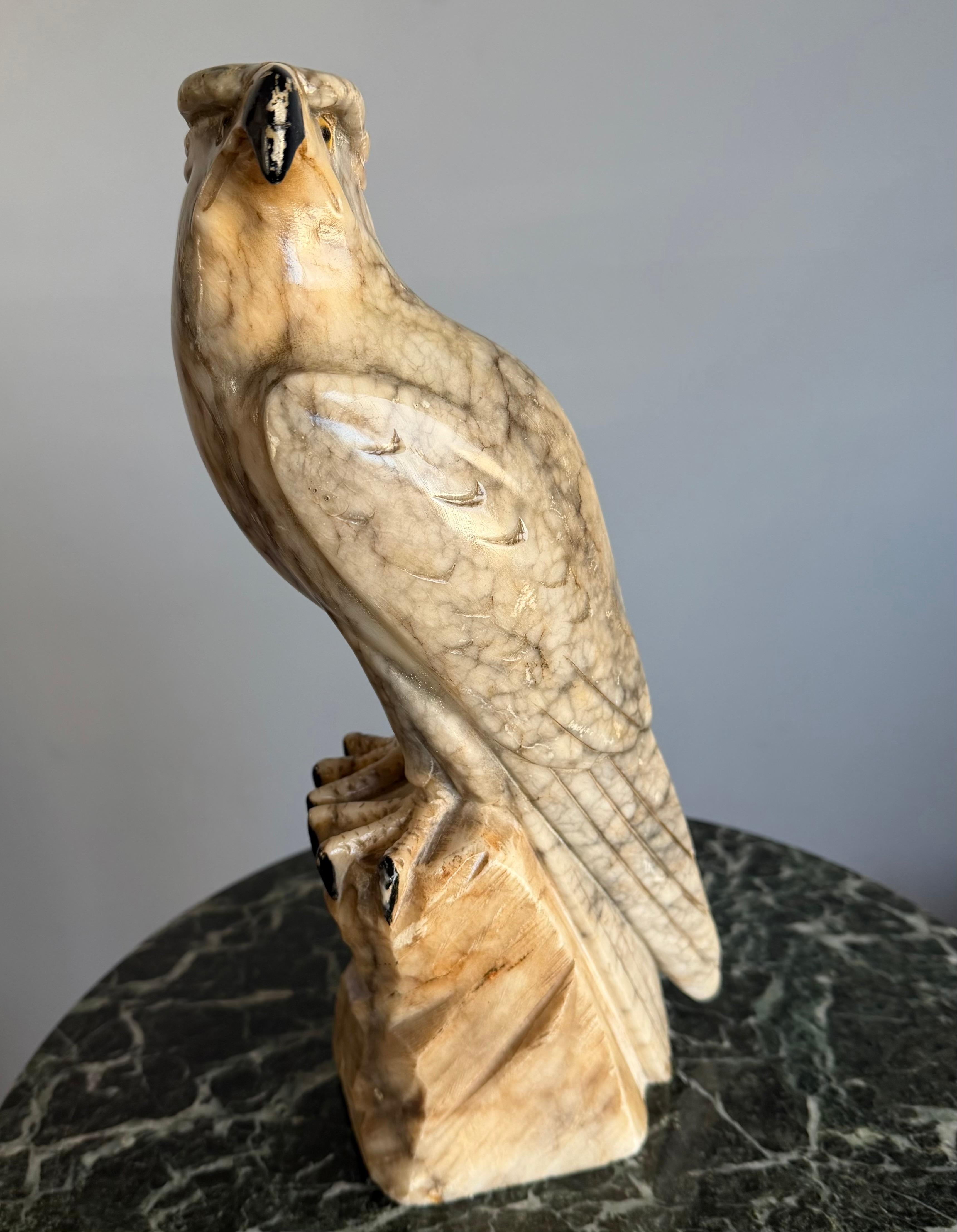 Sculpture d'aigle chauve en albâtre de petite taille. Yeux de verre en vente 2