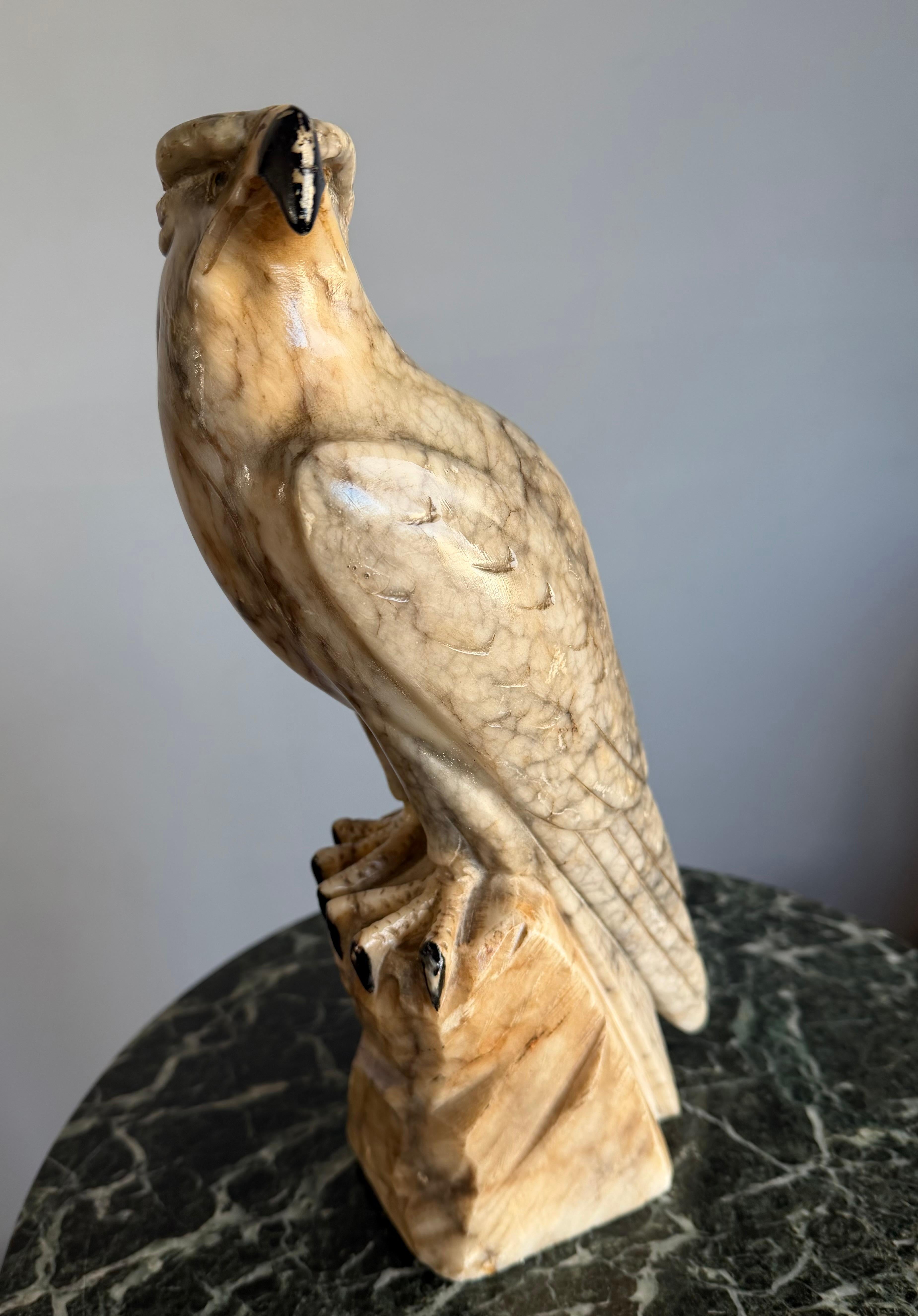 Sculpture d'aigle chauve en albâtre de petite taille. Yeux de verre en vente 3