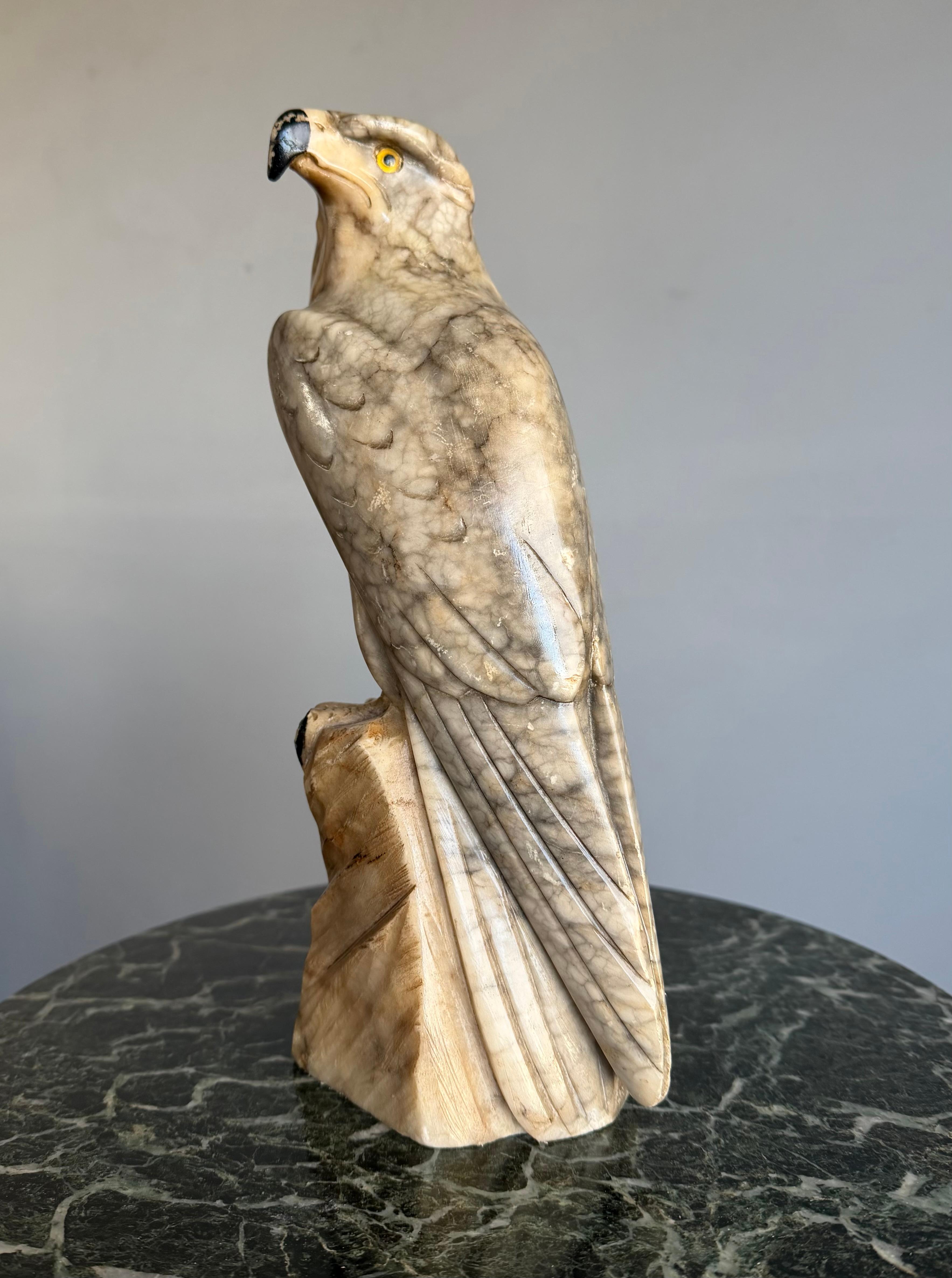 Sculpture d'aigle chauve en albâtre de petite taille. Yeux de verre en vente 4