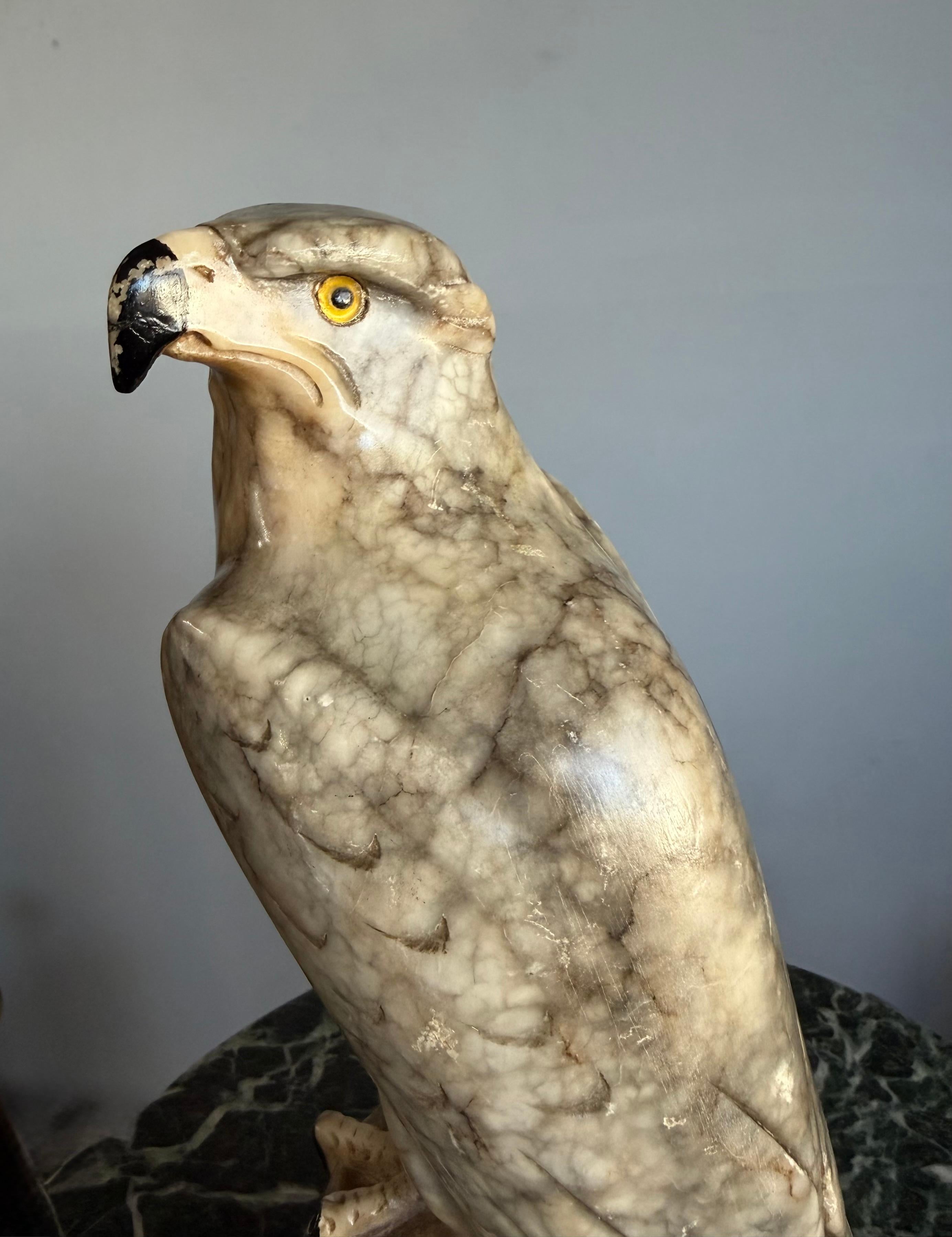 Sculpture d'aigle chauve en albâtre de petite taille. Yeux de verre en vente 5