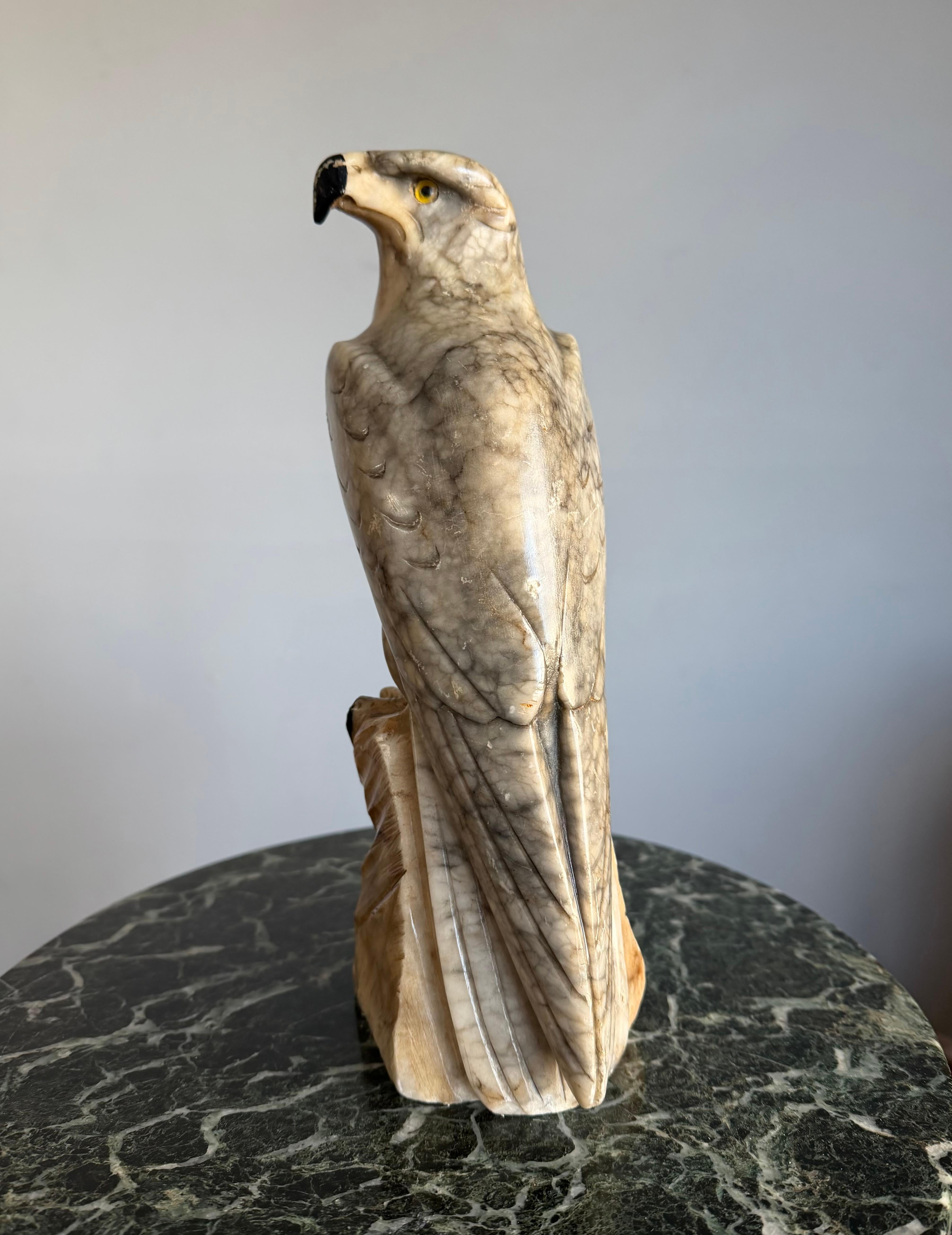 Sculpture d'aigle chauve en albâtre de petite taille. Yeux de verre en vente 6