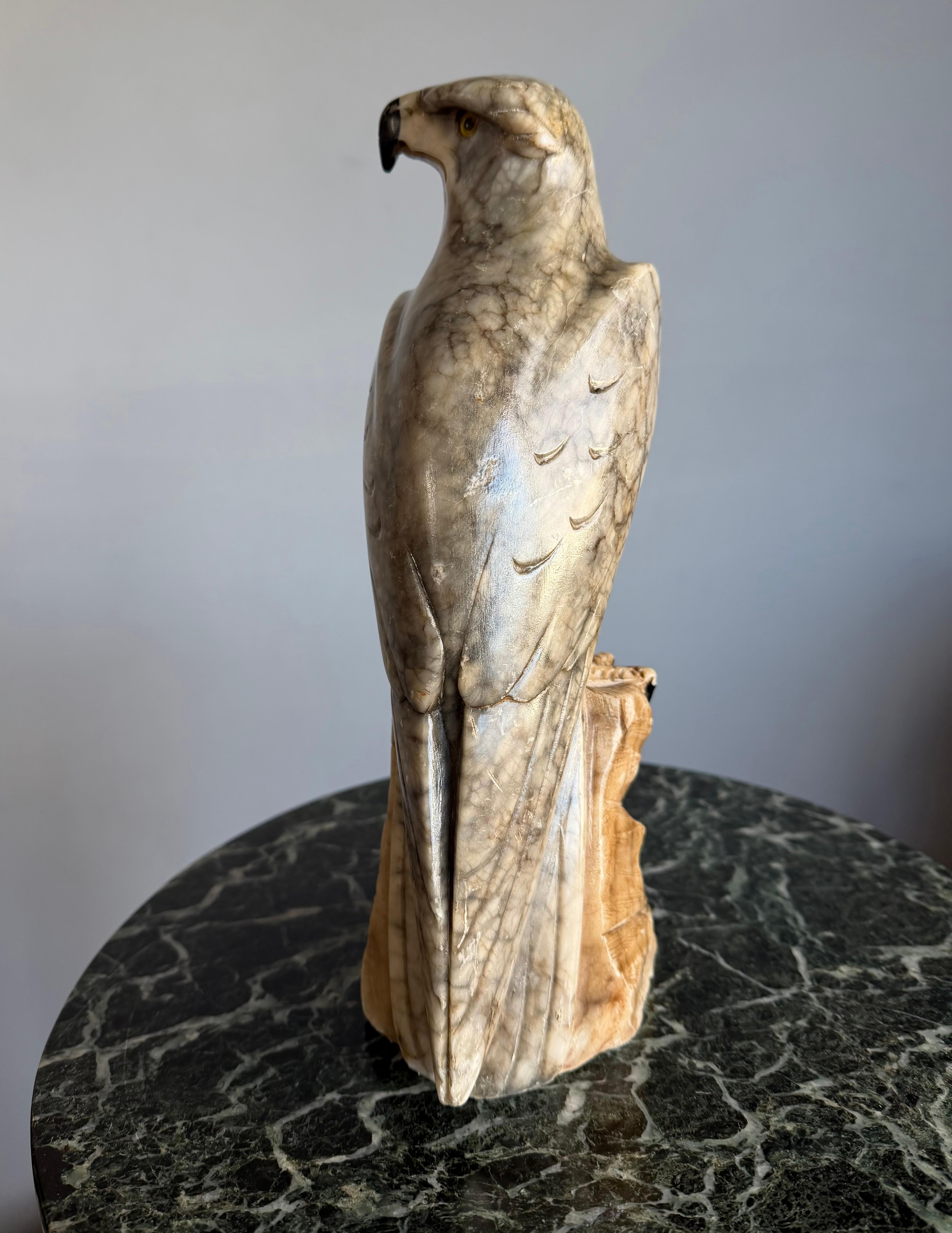 Sculpture d'aigle chauve en albâtre de petite taille. Yeux de verre en vente 7