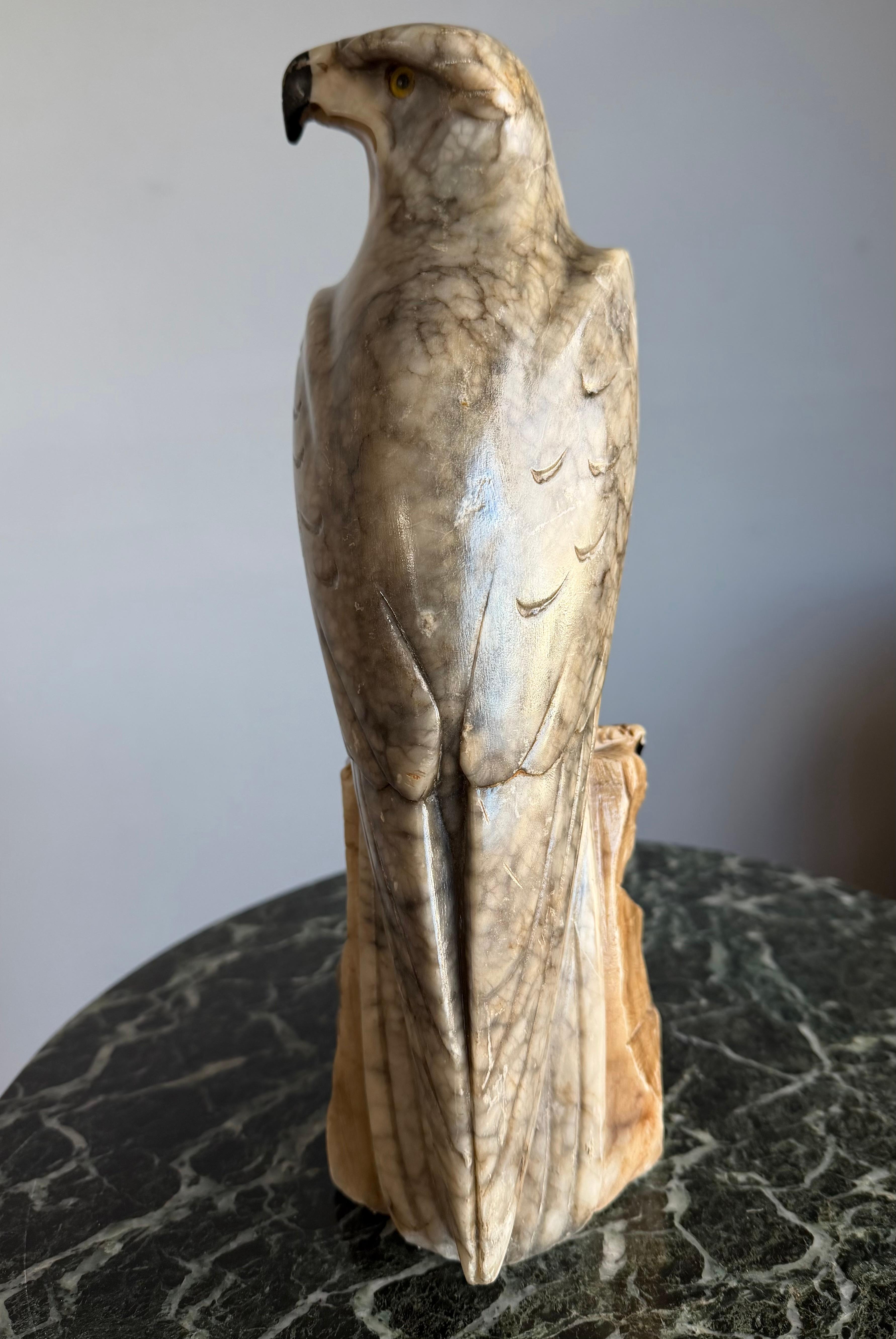 Sculpture d'aigle chauve en albâtre de petite taille. Yeux de verre en vente 8
