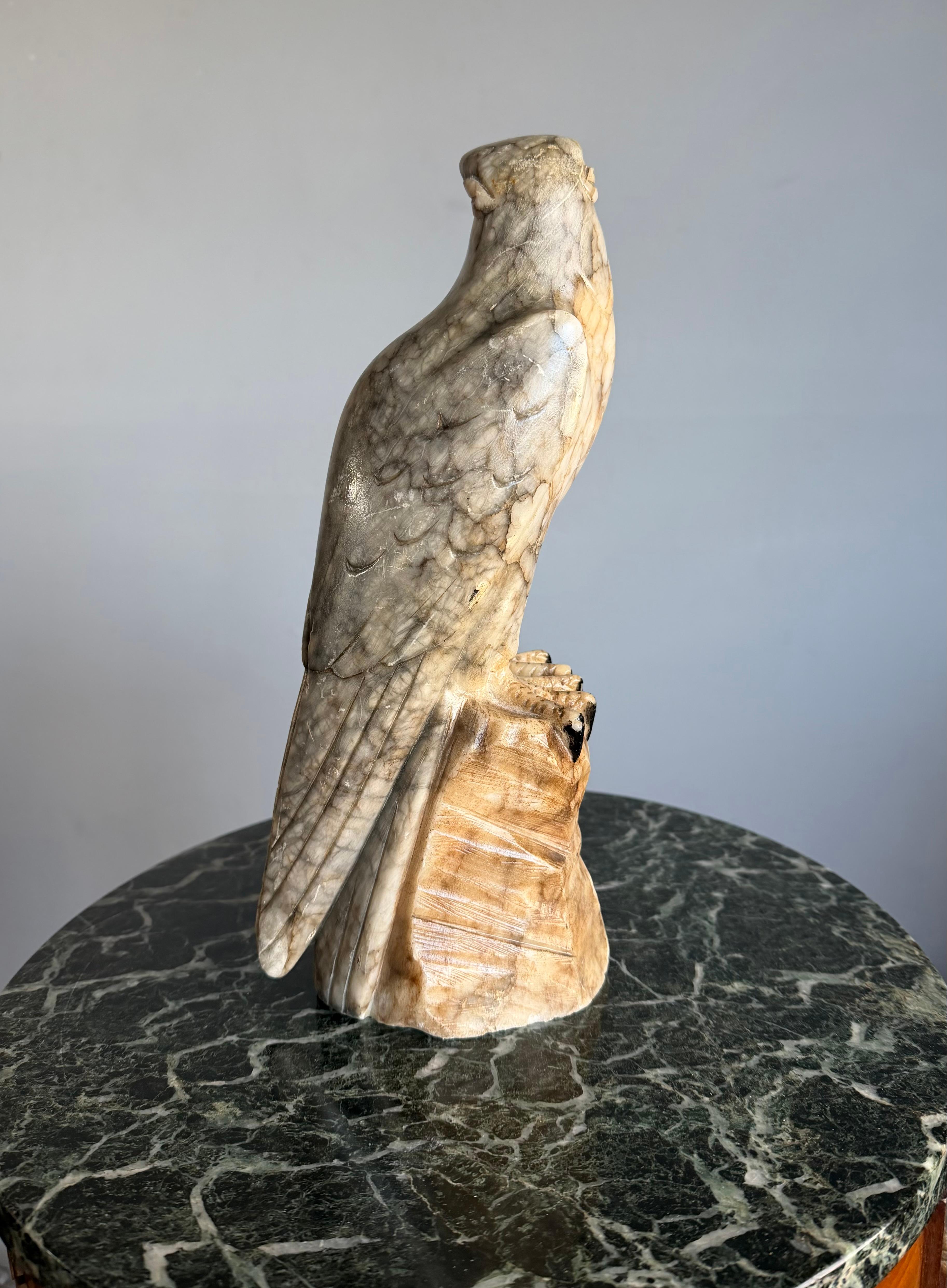 Sculpture d'aigle chauve en albâtre de petite taille. Yeux de verre en vente 9