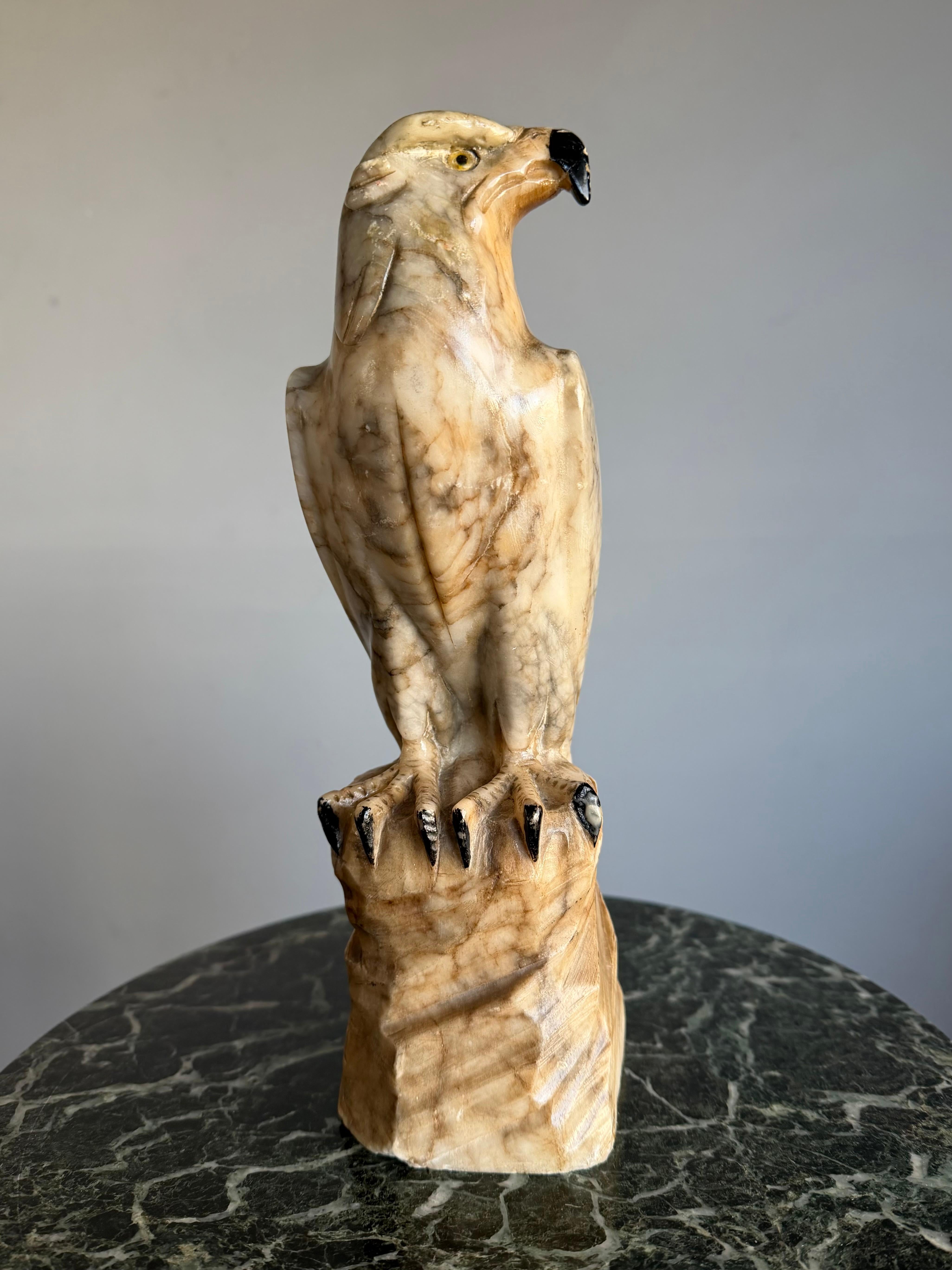 Sculpture d'aigle chauve en albâtre de petite taille. Yeux de verre en vente 10