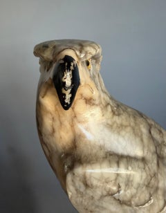 Scultura antica di aquila calva in alabastro di piccole dimensioni con. Occhi di vetro