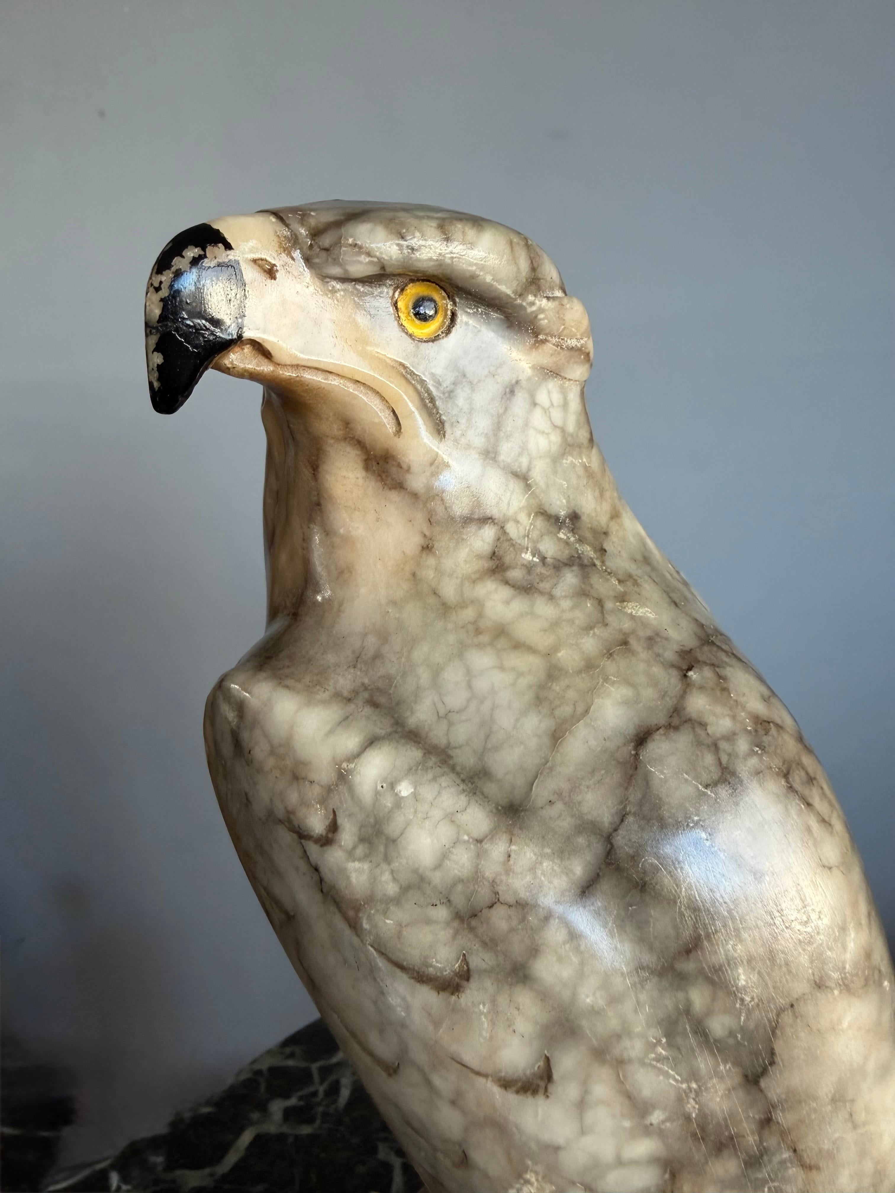Arts and Crafts Sculpture d'aigle chauve en albâtre de petite taille. Yeux de verre en vente