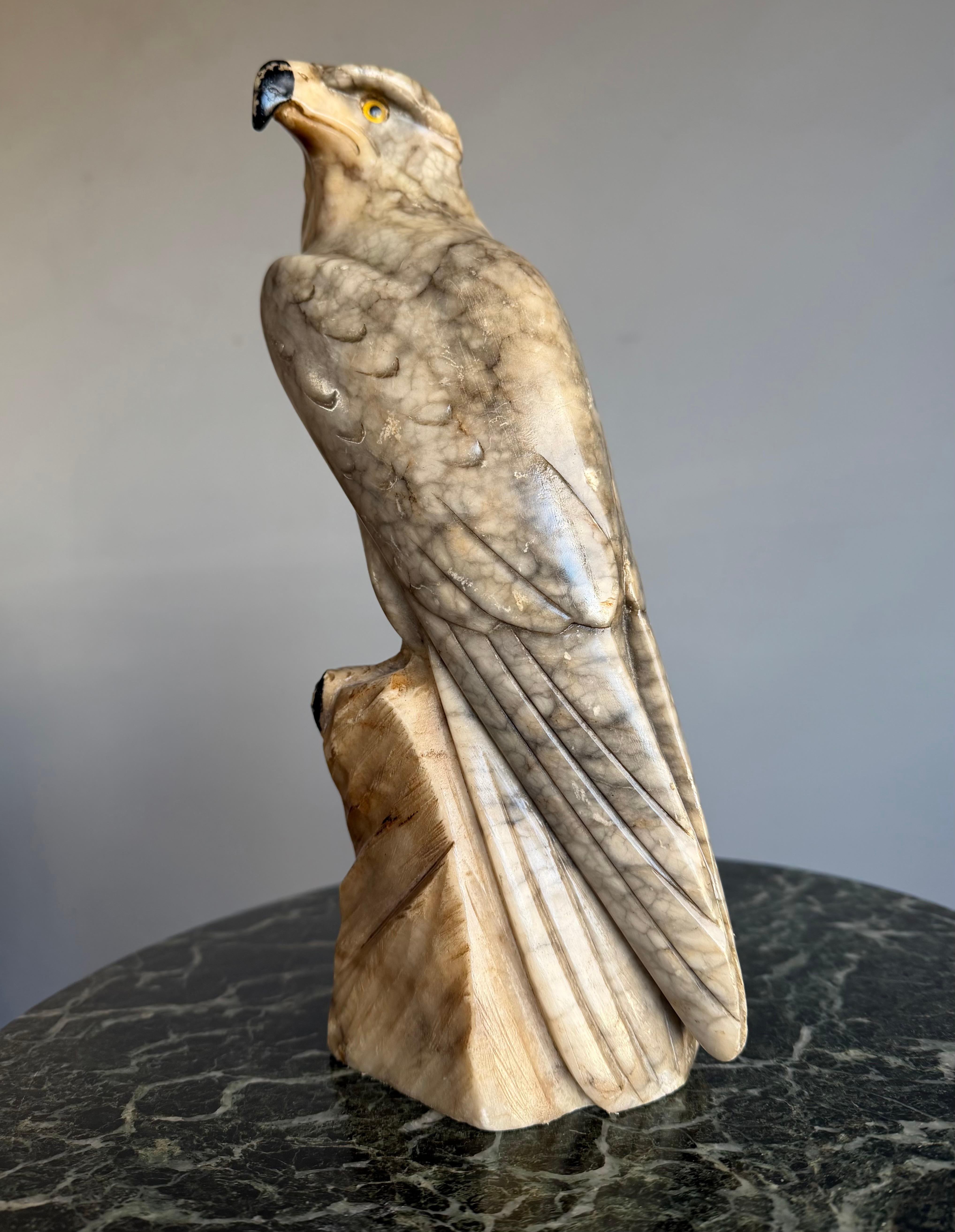 Européen Sculpture d'aigle chauve en albâtre de petite taille. Yeux de verre en vente