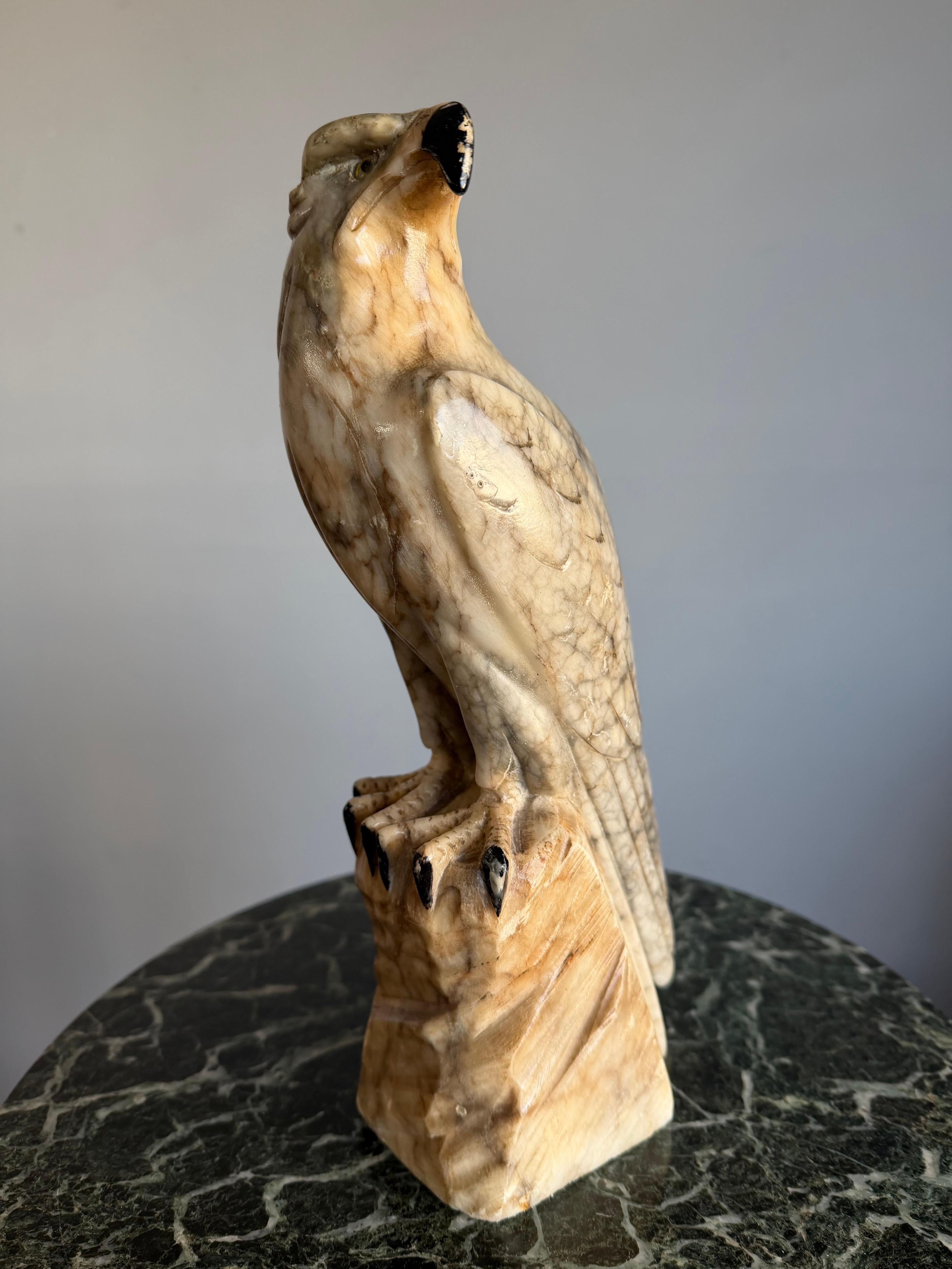 Sculpté à la main Sculpture d'aigle chauve en albâtre de petite taille. Yeux de verre en vente