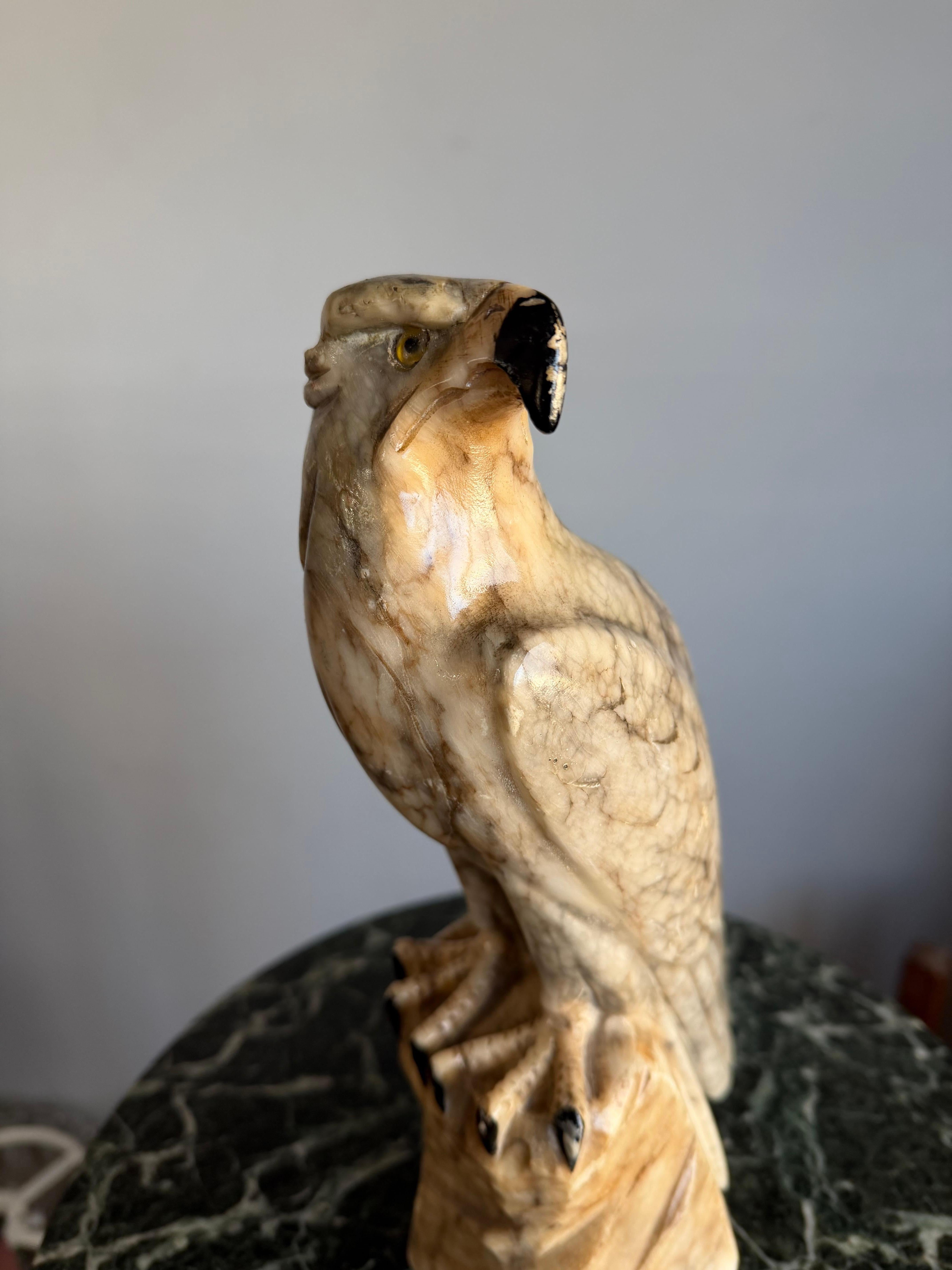 Sculpture d'aigle chauve en albâtre de petite taille. Yeux de verre Bon état - En vente à Lisse, NL
