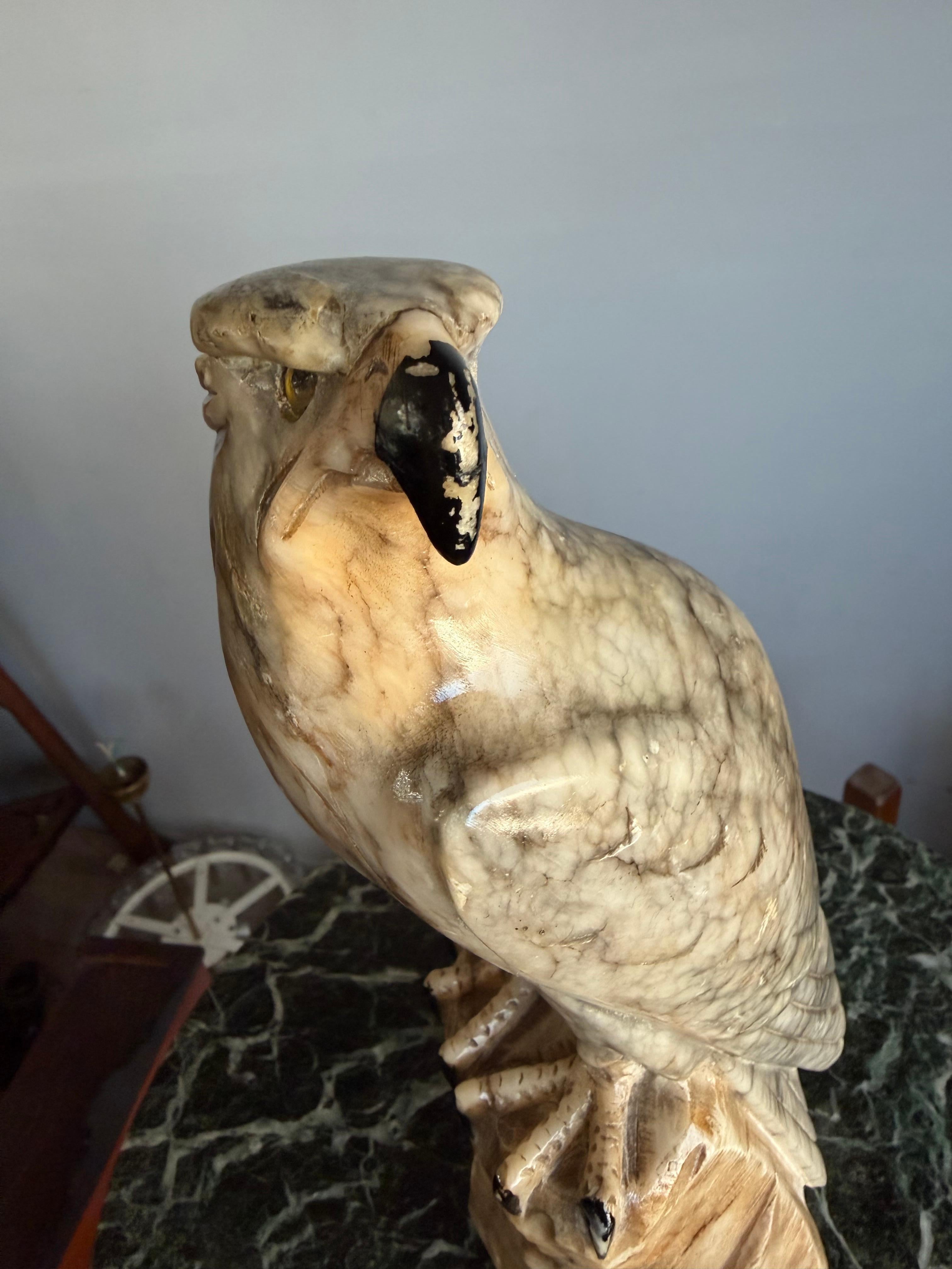 20ième siècle Sculpture d'aigle chauve en albâtre de petite taille. Yeux de verre en vente