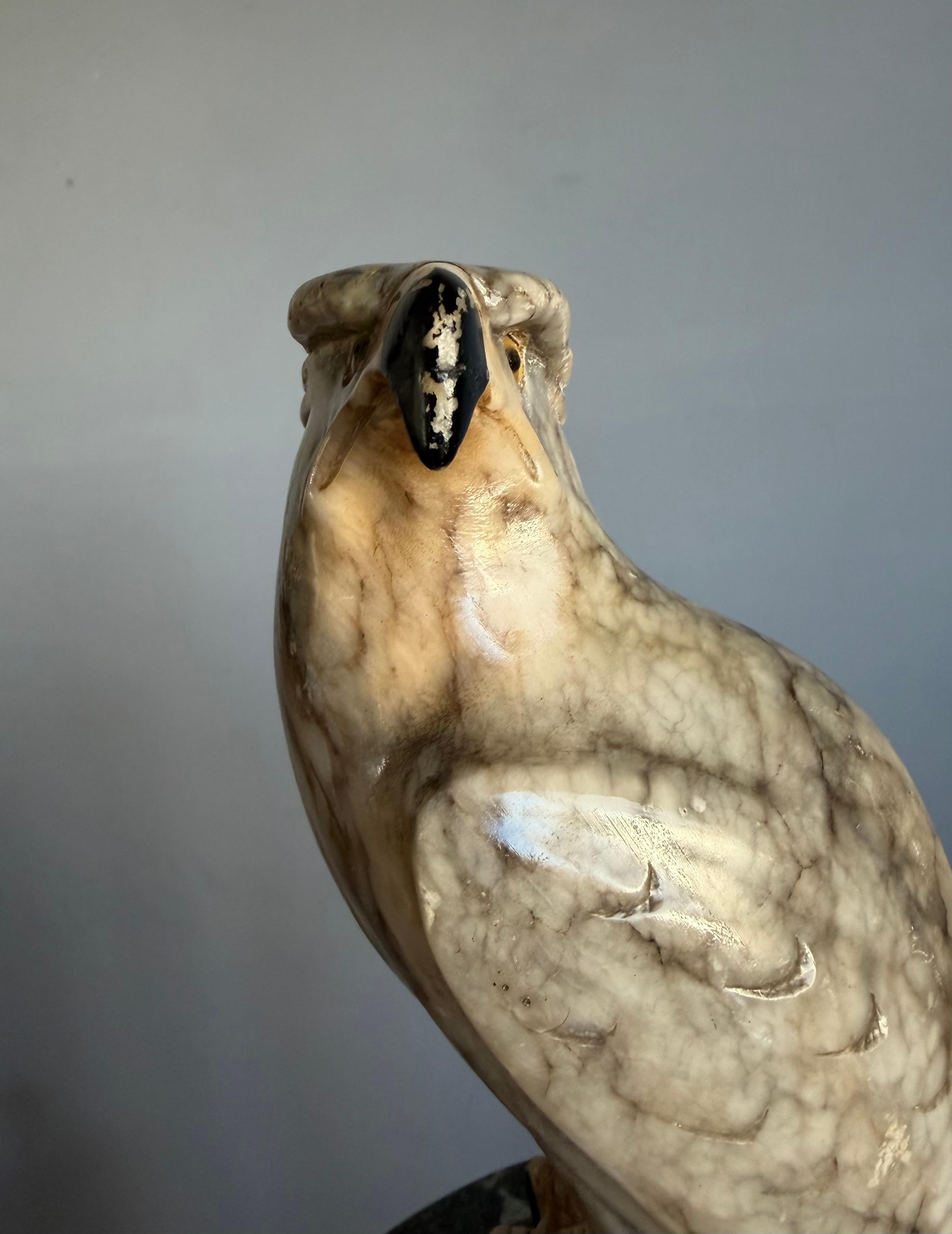 Verre Sculpture d'aigle chauve en albâtre de petite taille. Yeux de verre en vente