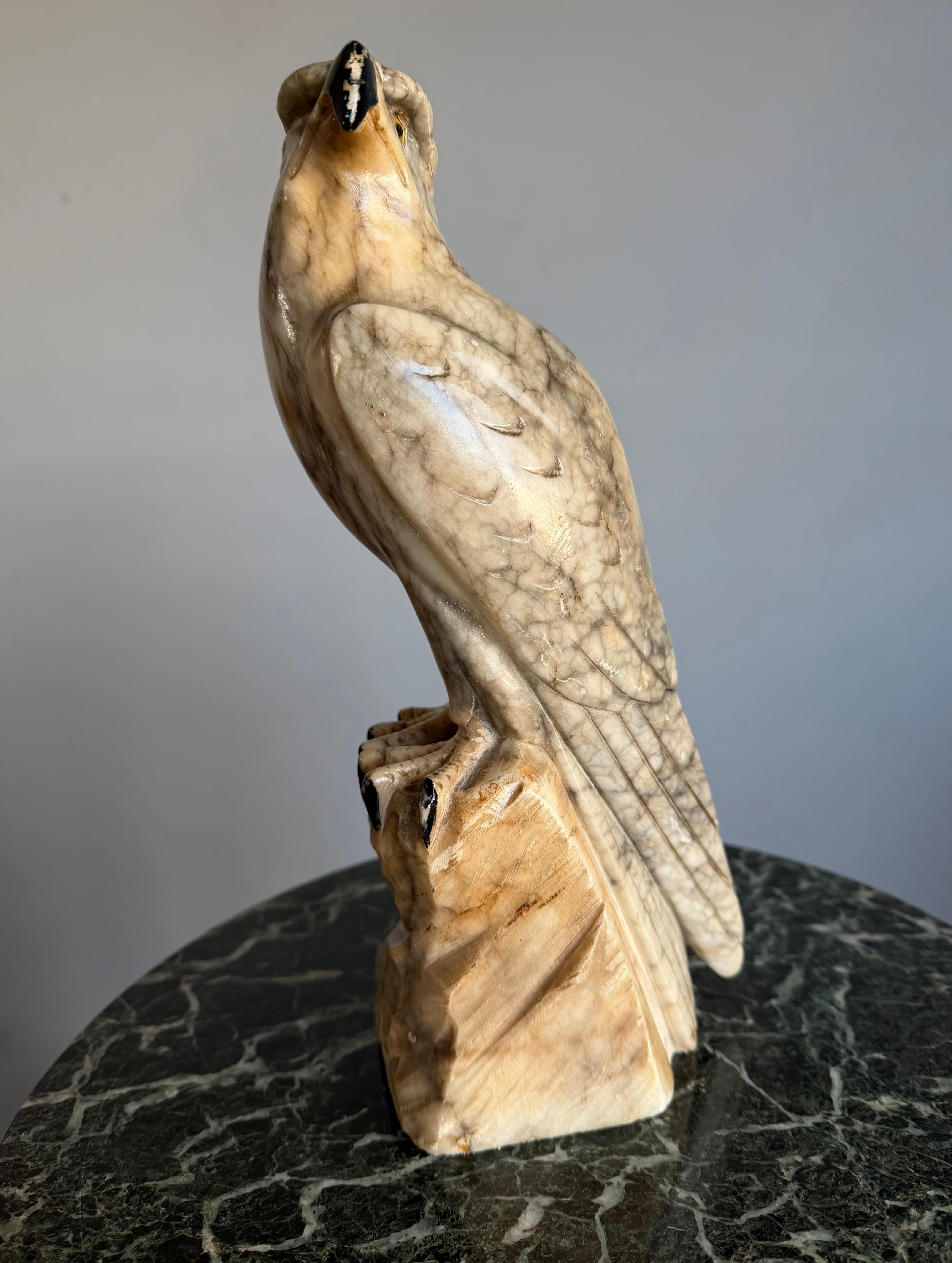 Sculpture d'aigle chauve en albâtre de petite taille. Yeux de verre en vente 1
