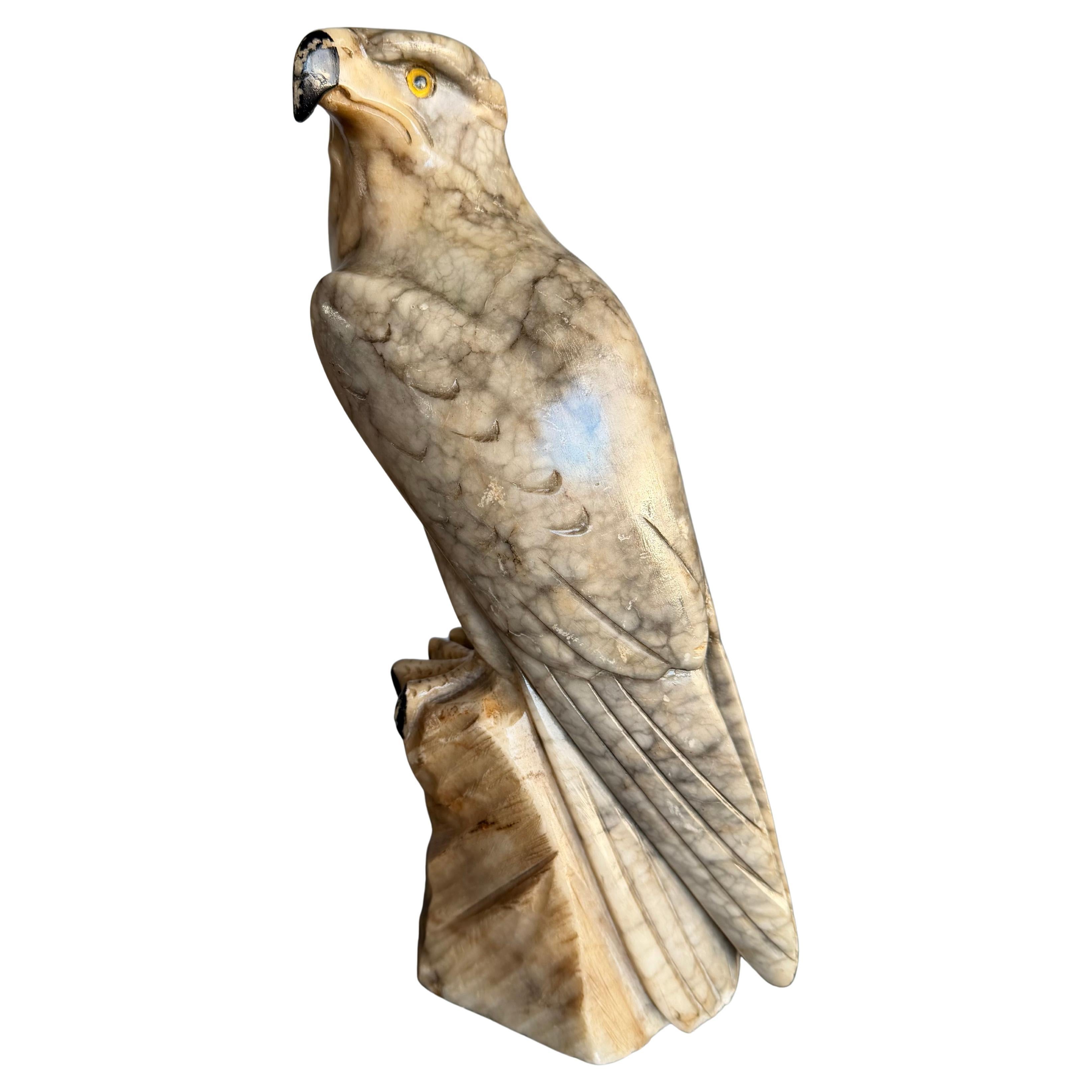Scultura antica di aquila calva in alabastro di piccole dimensioni con. Occhi di vetro