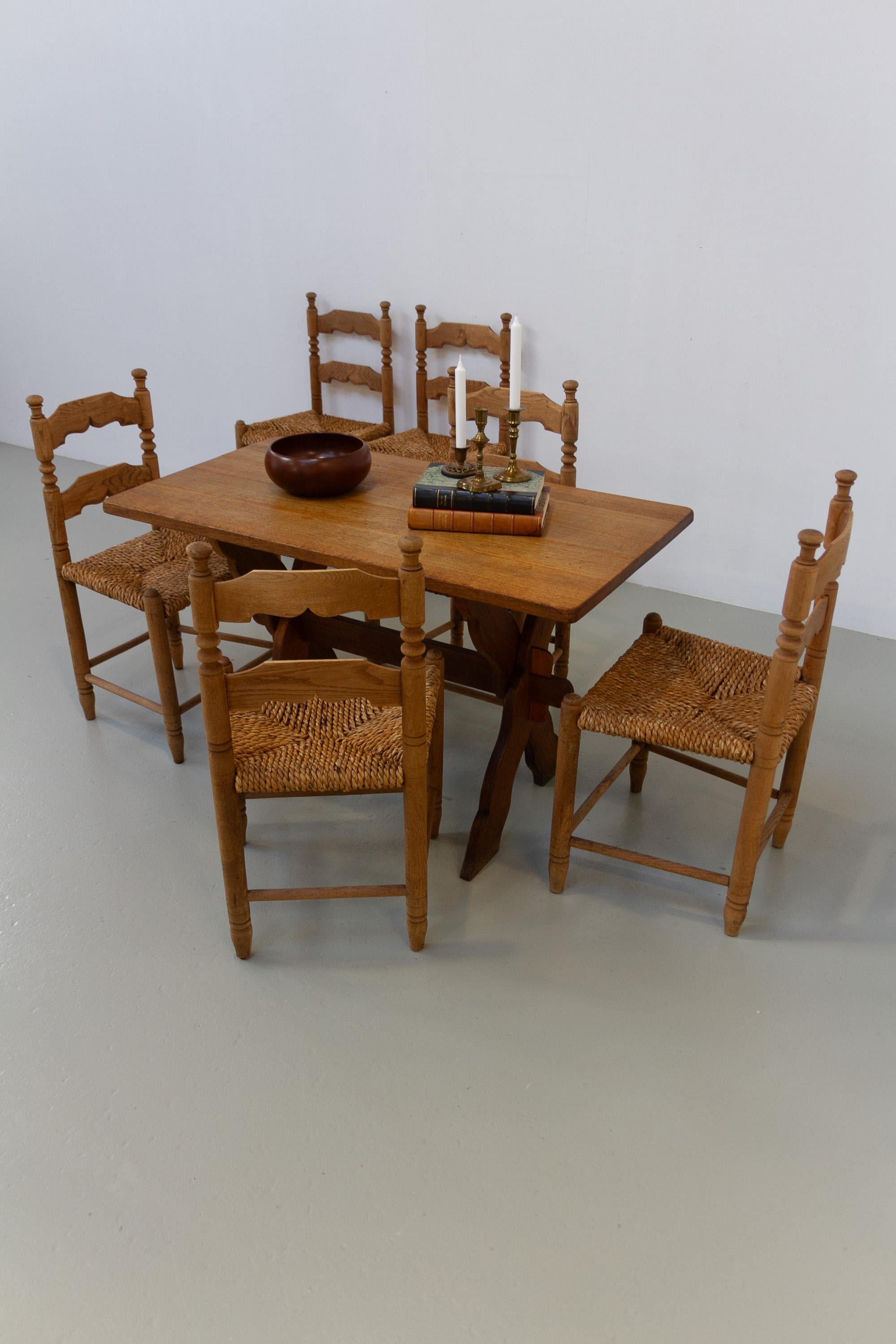 Tavolo da fattoria danese di piccole dimensioni in Oak, stile Kjærnulf, anni '60.

Tavolo da pranzo danese in rovere massiccio nordico oliato bianco. Stile brutalista Henning Kjærnulf, realizzato in Danimarca negli anni '60. 

Rustico e charme.