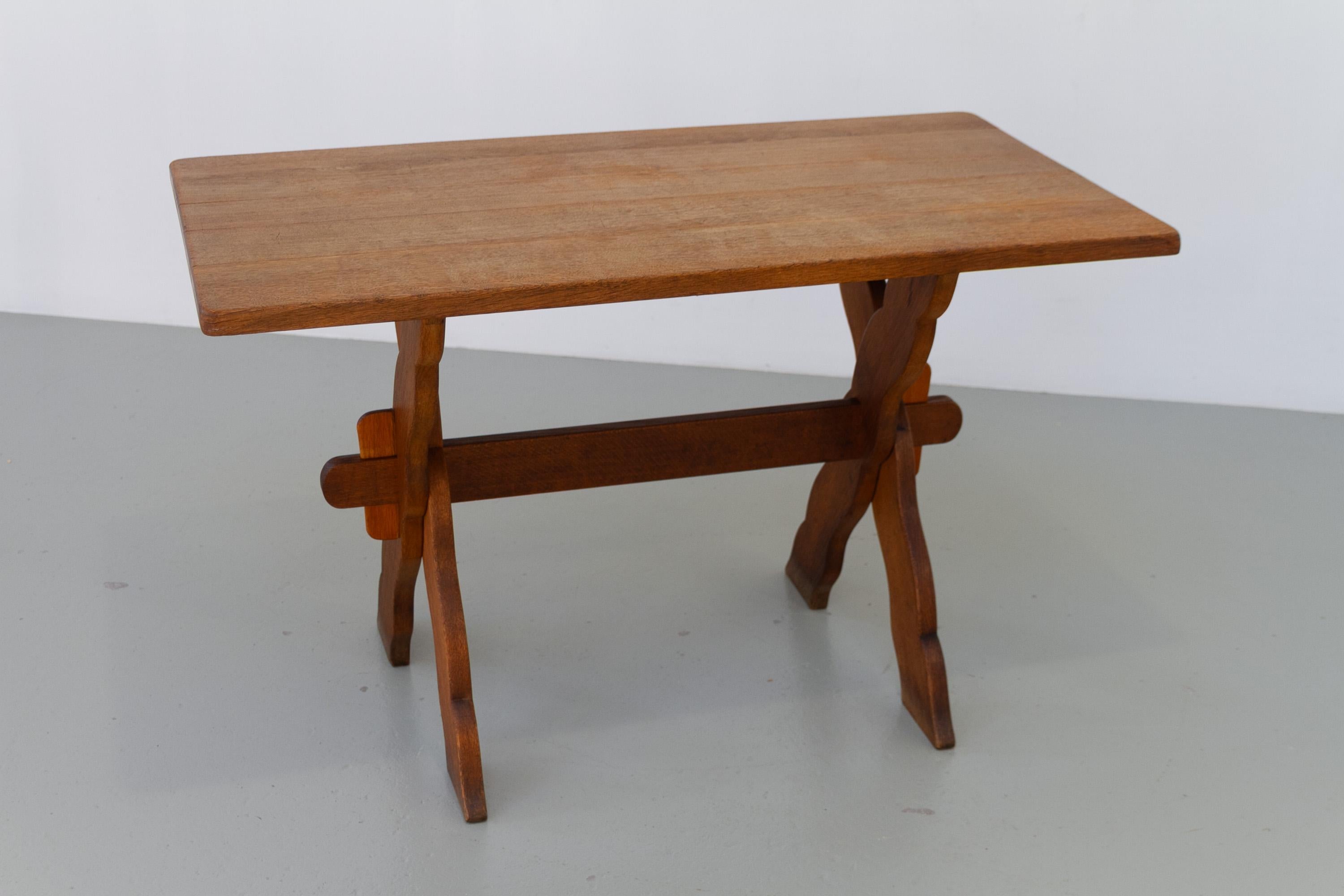 Tavolo da fattoria danese di piccole dimensioni in Oak, stile Kjærnulf, anni '60. In condizioni discrete in vendita a Asaa, DK