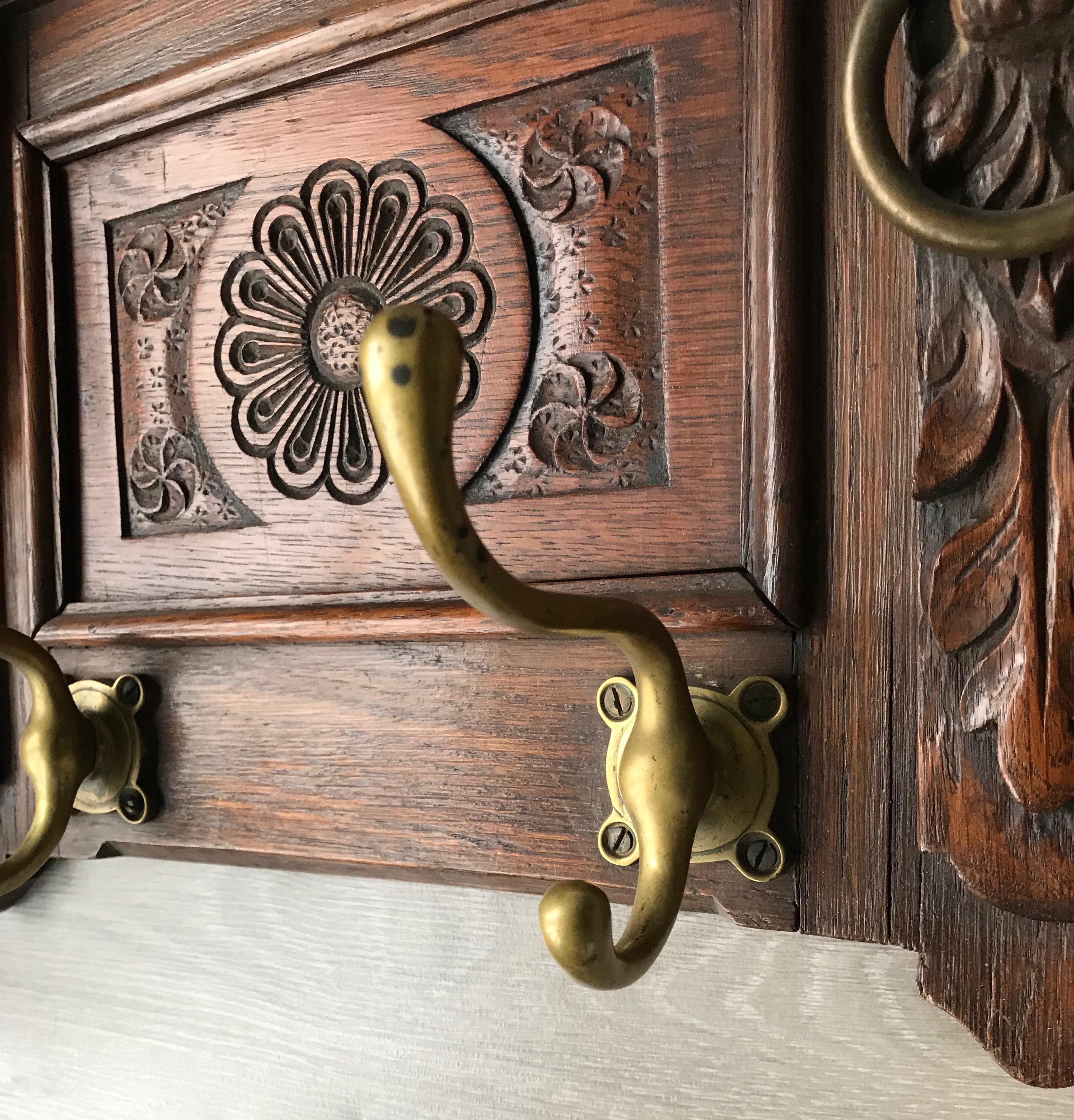 Small Size Early 1900 Renaissance Revival Wall Coat Rack with Lion Sculptures In Good Condition In Lisse, NL