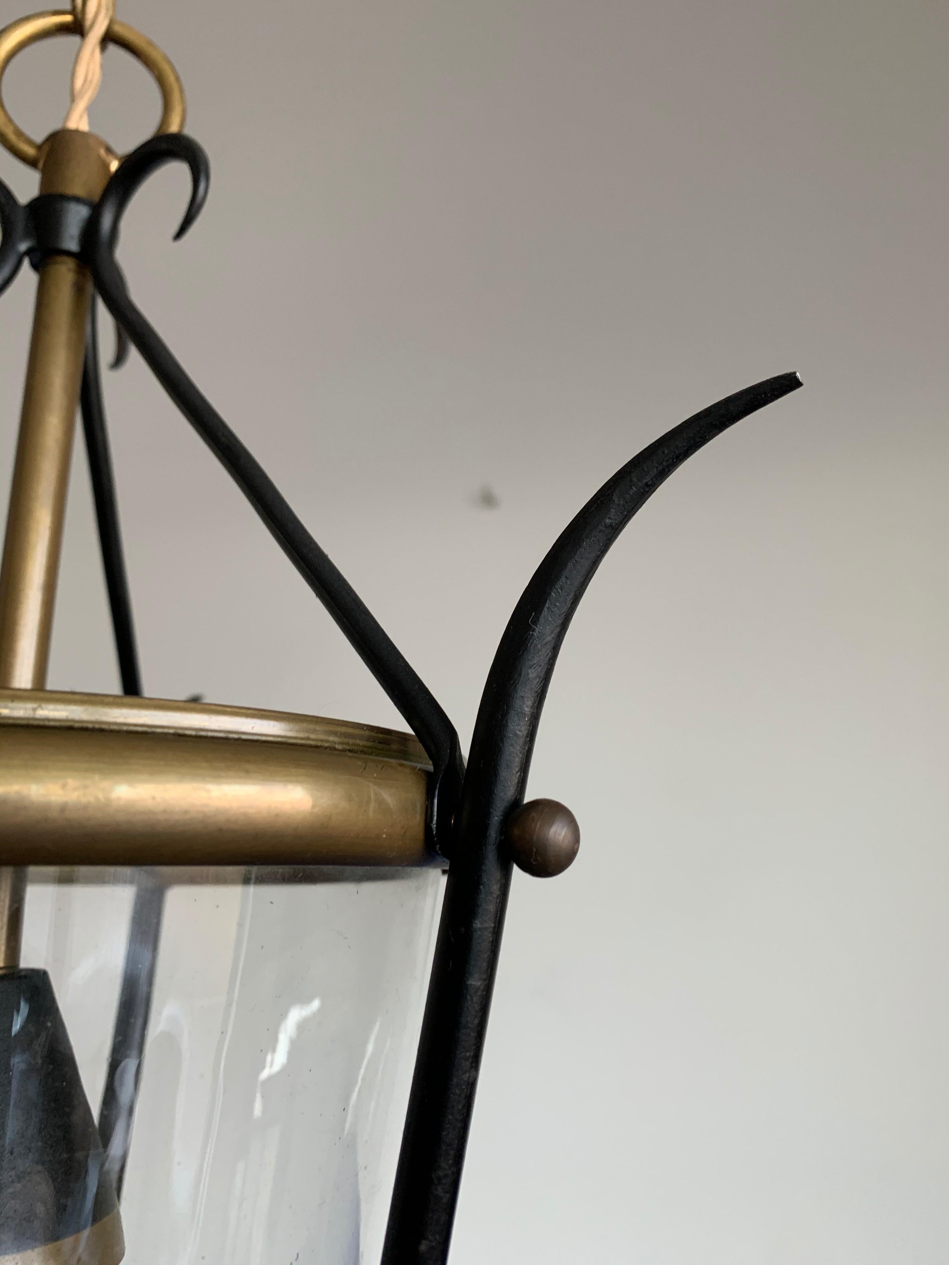 Lampe pendante de forme circulaire en verre et laiton, de petite taille, de style moderne du milieu du siècle dernier. en vente 6