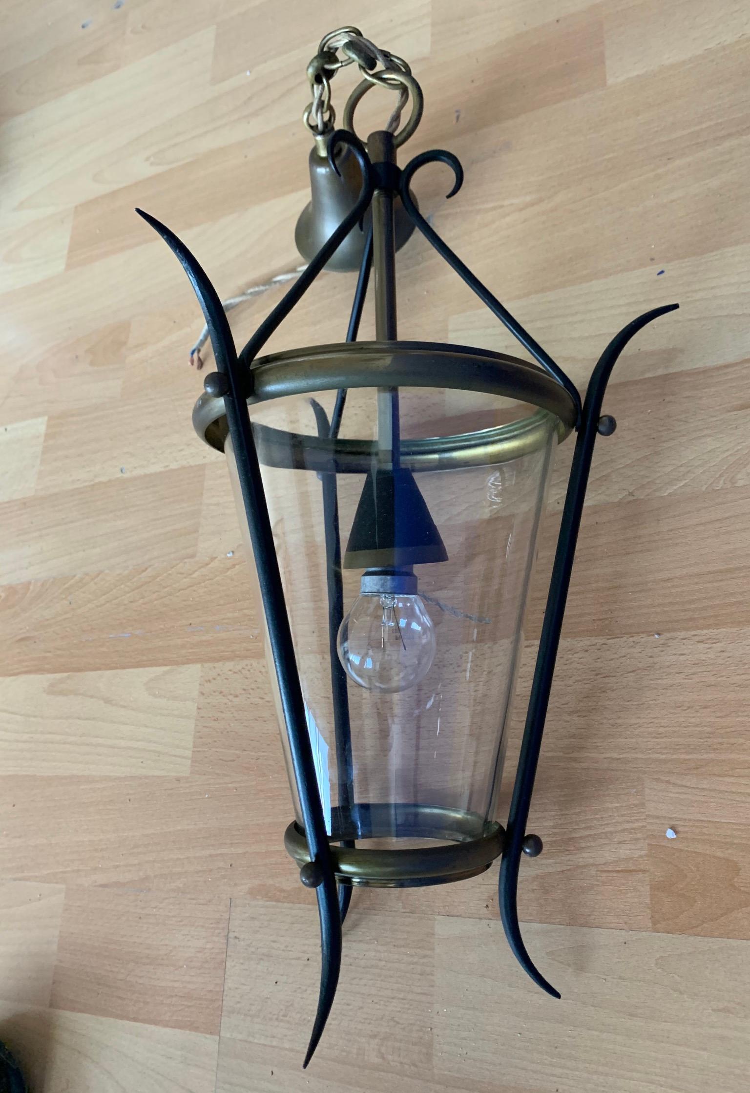 Lampe pendante de forme circulaire en verre et laiton, de petite taille, de style moderne du milieu du siècle dernier. en vente 8
