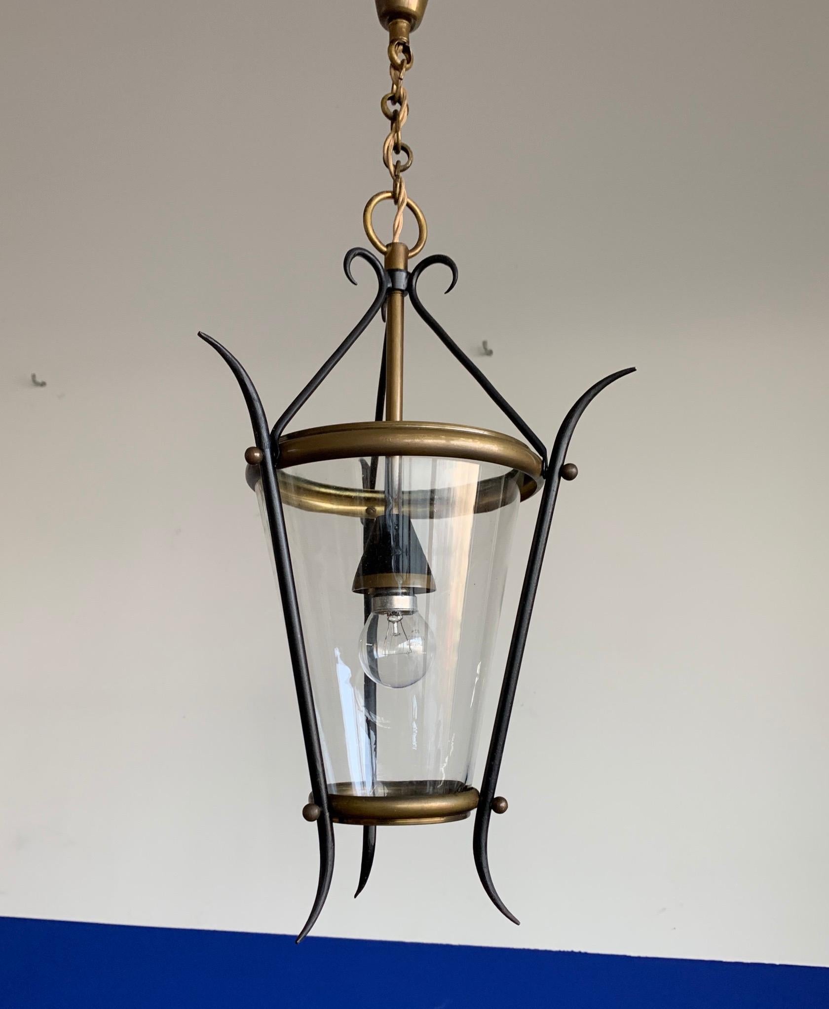 Mid-Century Modern Lampe pendante de forme circulaire en verre et laiton, de petite taille, de style moderne du milieu du siècle dernier. en vente