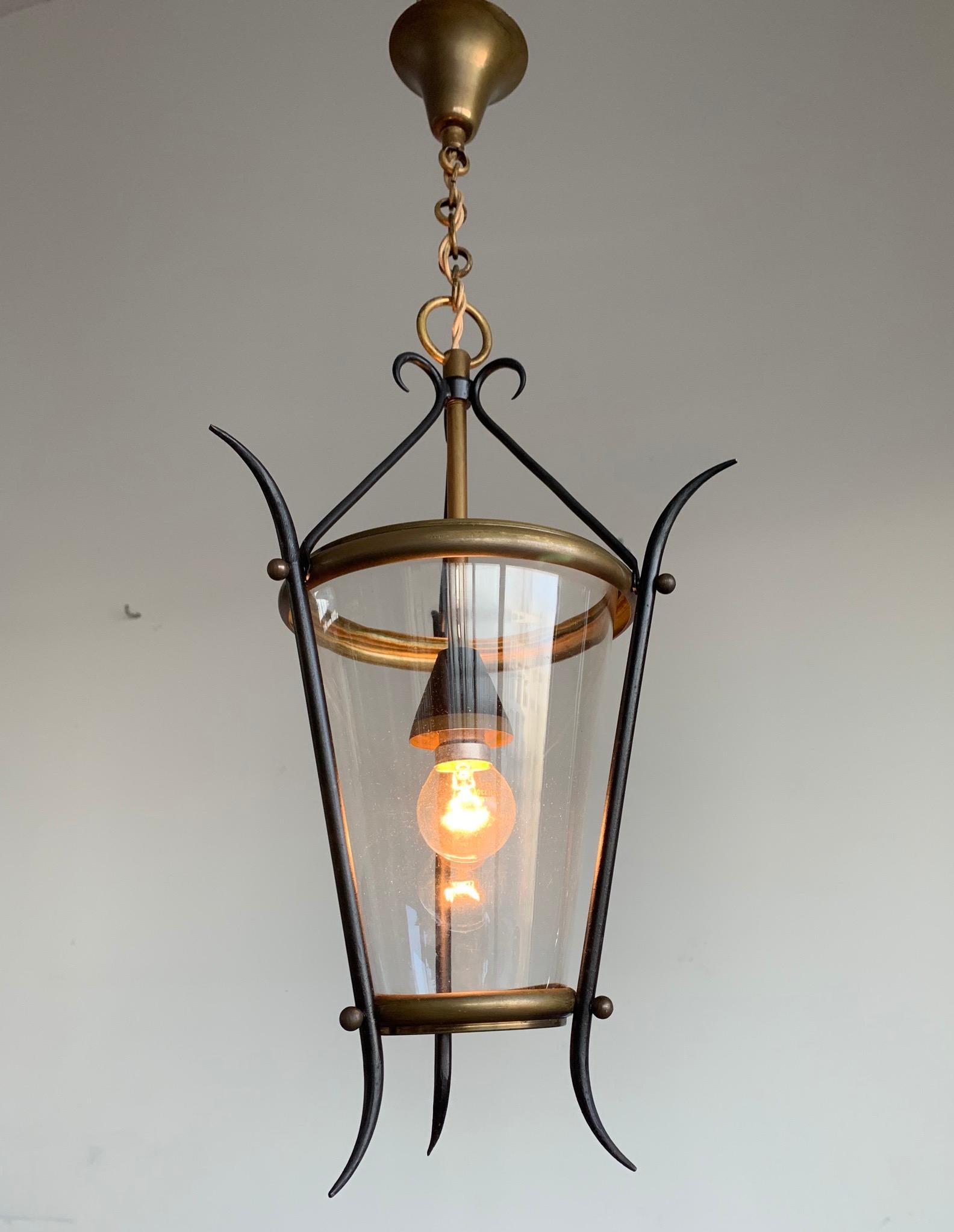 italien Lampe pendante de forme circulaire en verre et laiton, de petite taille, de style moderne du milieu du siècle dernier. en vente