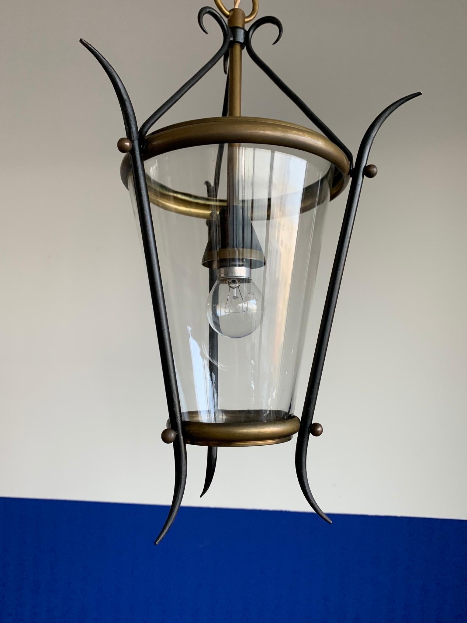 Patiné Lampe pendante de forme circulaire en verre et laiton, de petite taille, de style moderne du milieu du siècle dernier. en vente