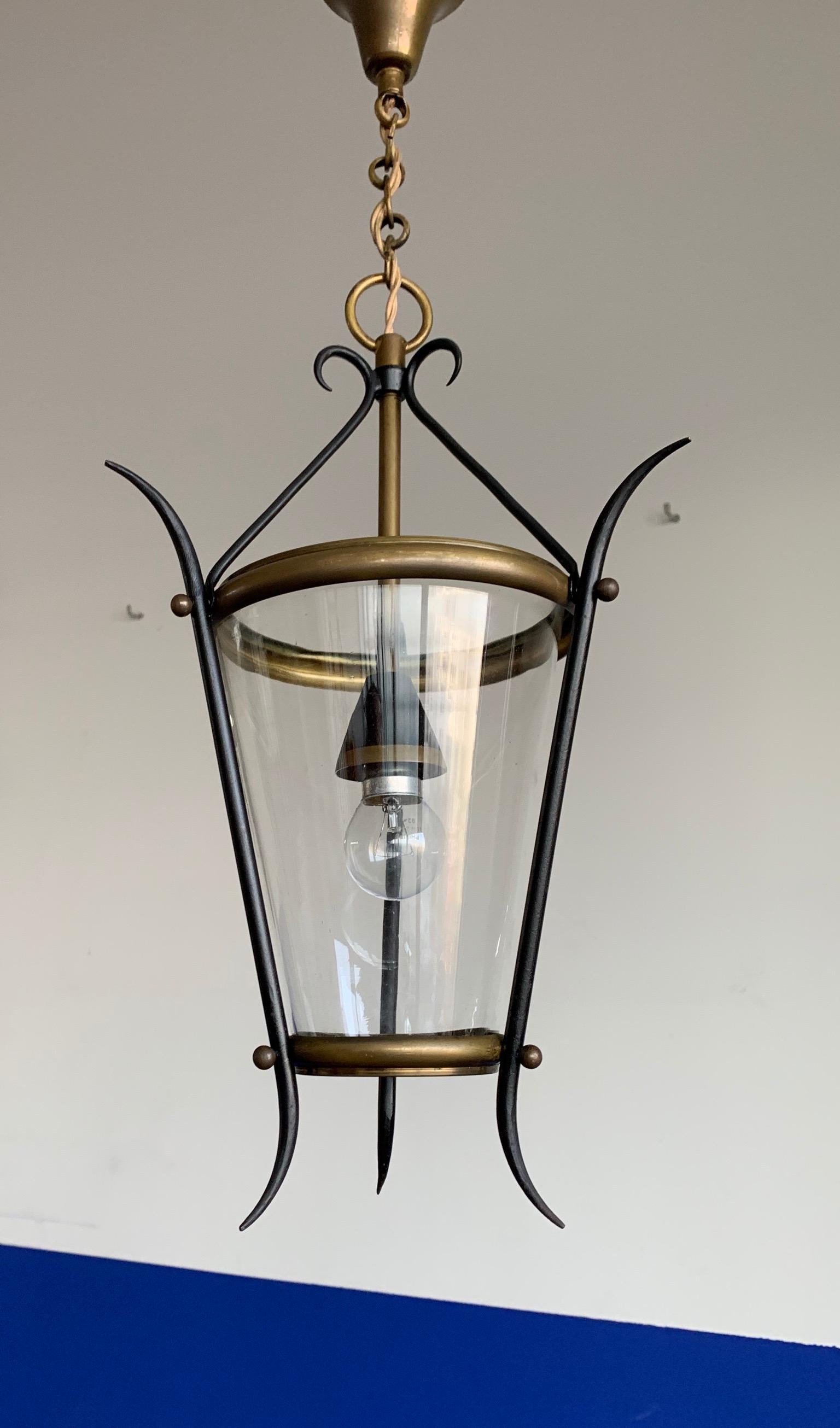 Lampe pendante de forme circulaire en verre et laiton, de petite taille, de style moderne du milieu du siècle dernier. Excellent état - En vente à Lisse, NL