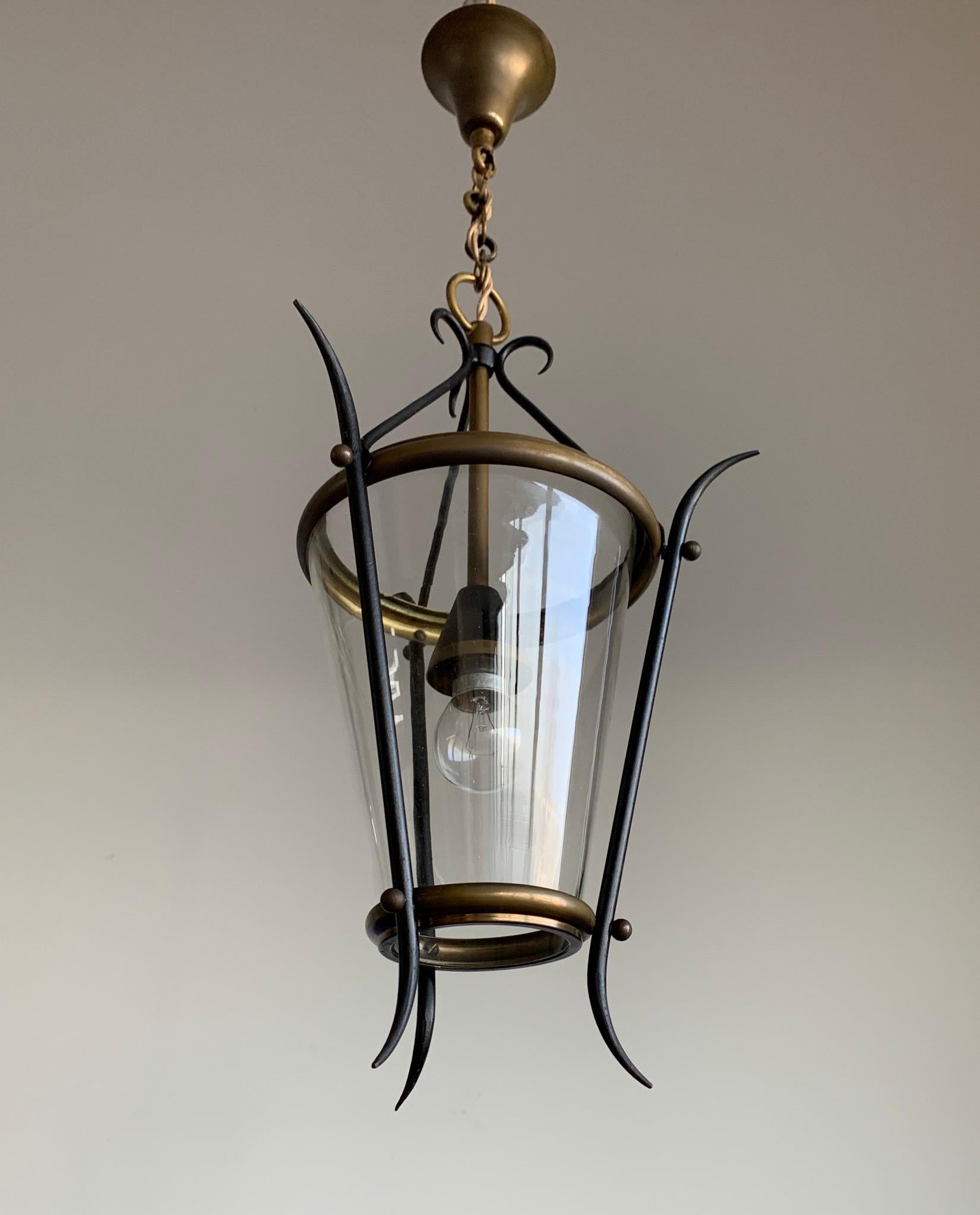20ième siècle Lampe pendante de forme circulaire en verre et laiton, de petite taille, de style moderne du milieu du siècle dernier. en vente