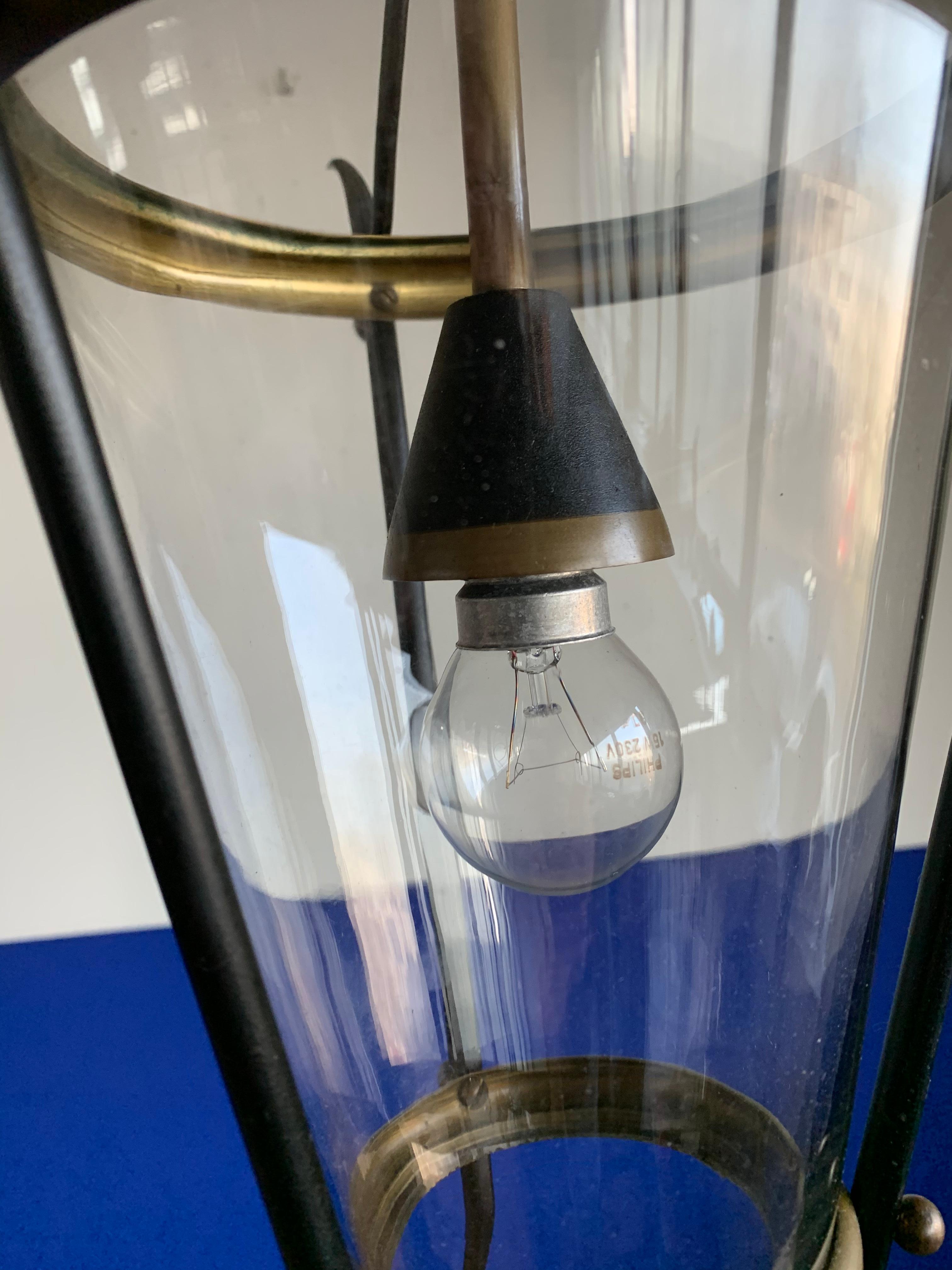 Laiton Lampe pendante de forme circulaire en verre et laiton, de petite taille, de style moderne du milieu du siècle dernier. en vente