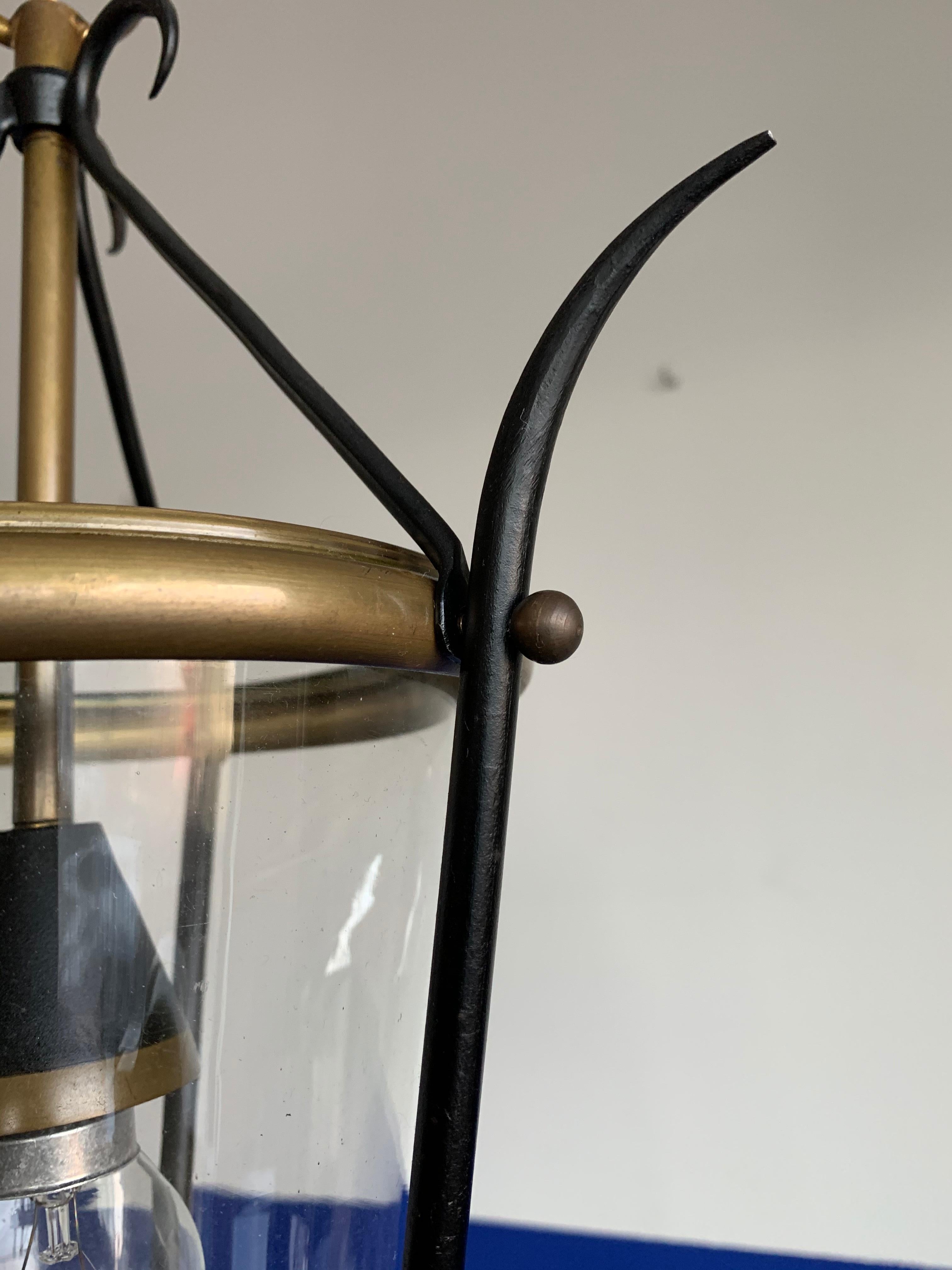 Lampe pendante de forme circulaire en verre et laiton, de petite taille, de style moderne du milieu du siècle dernier. en vente 1