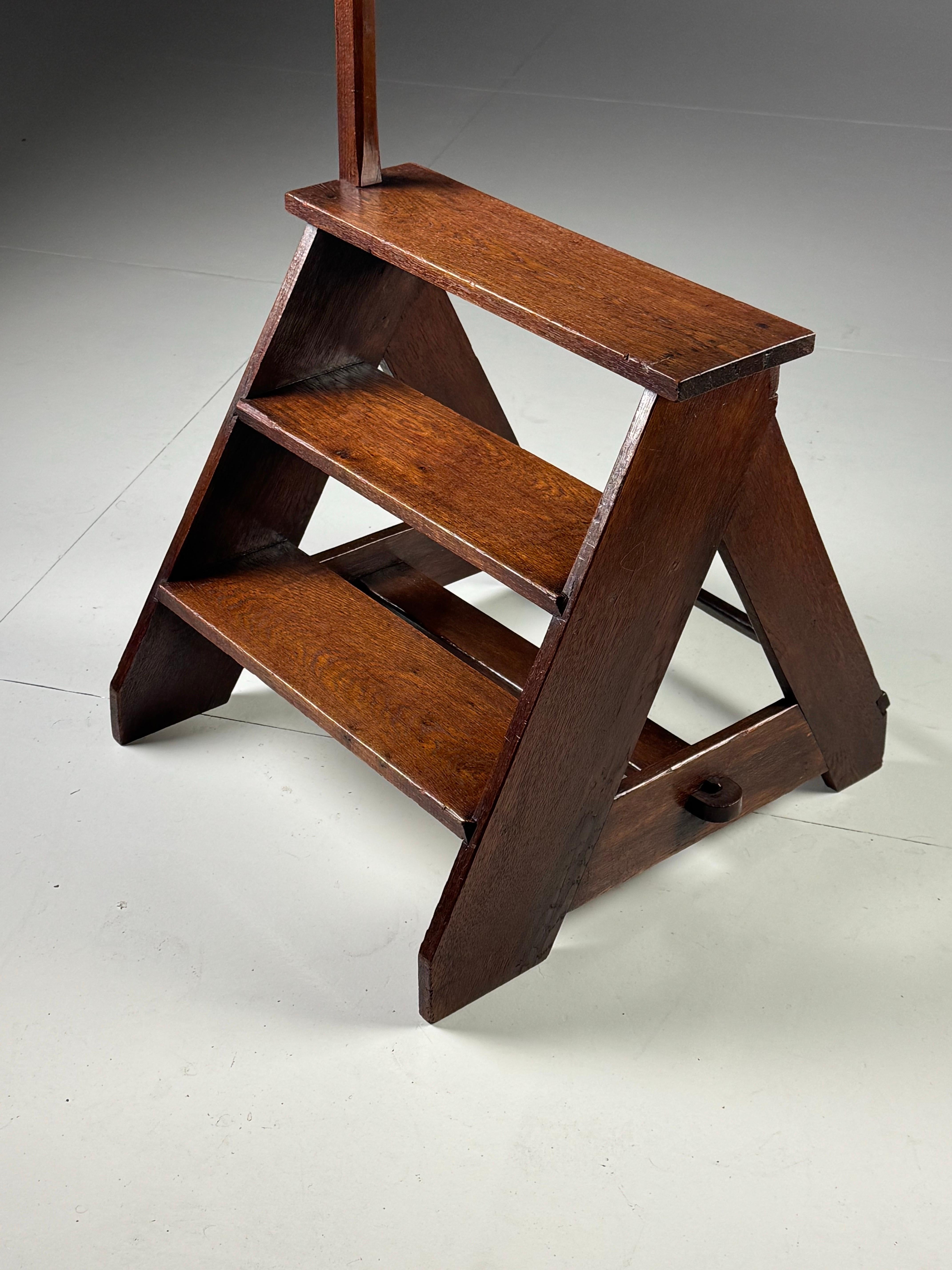 Escalera de biblioteca de madera de roble de pequeño tamaño siglo XX en venta
